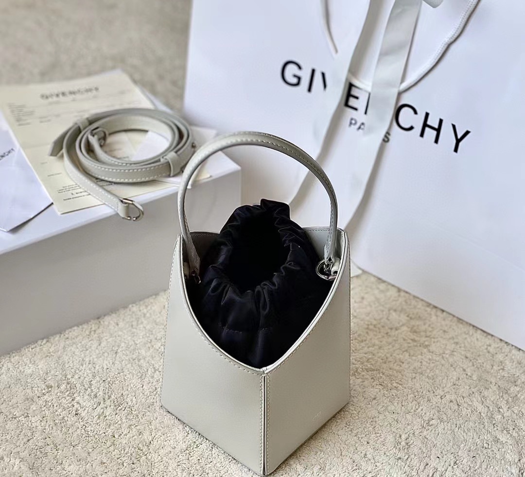 Givenchy Mini Cut Out Bucket Bag Black/White For Women‎ 6.3in/16cm BB50NRB1GV 001