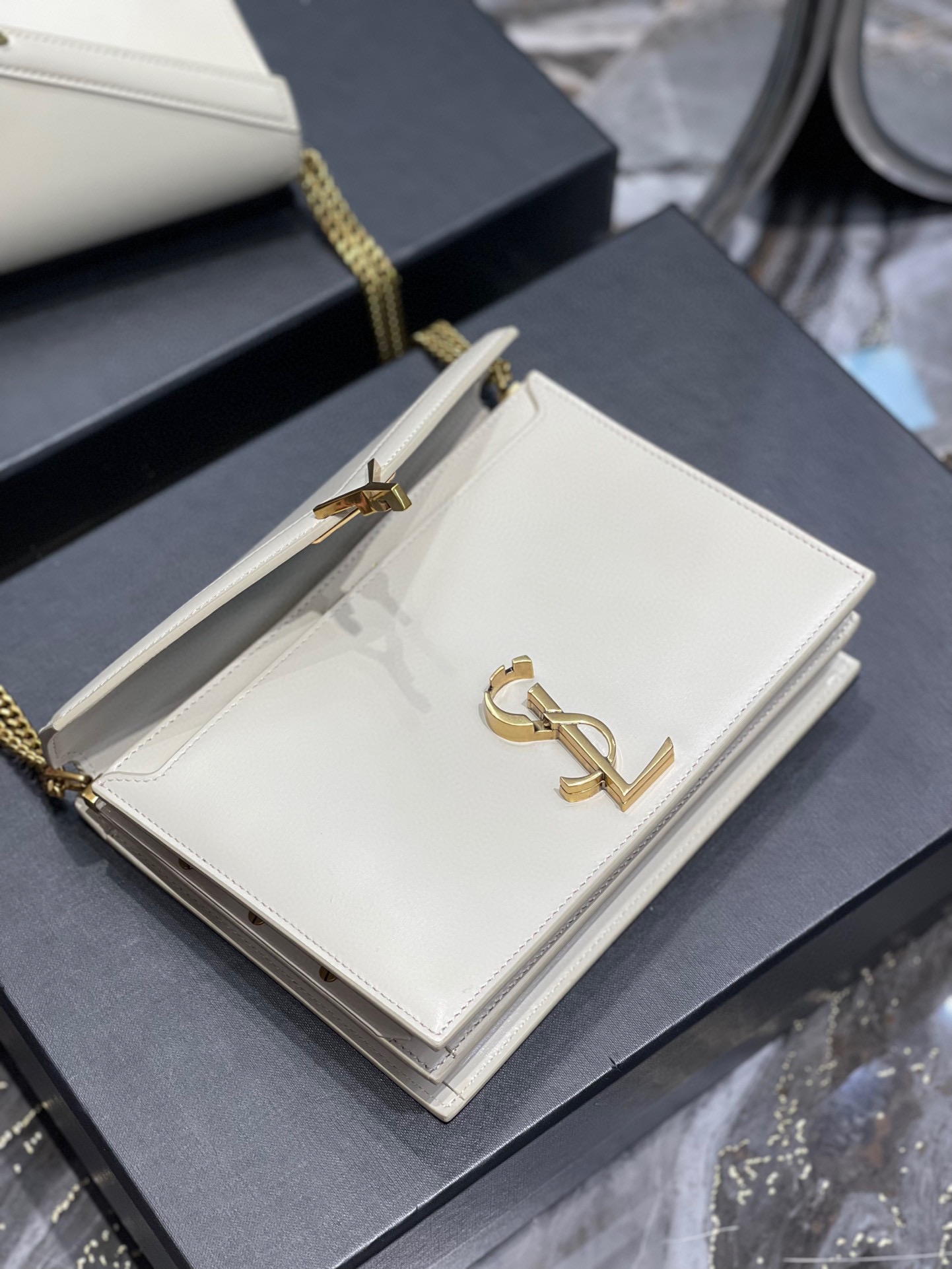 Sa1nt Lau*nt Cassandra Medium Chain Bag Black/White/Red/Green/Burgundy For Women‎ 8.6in/22cm