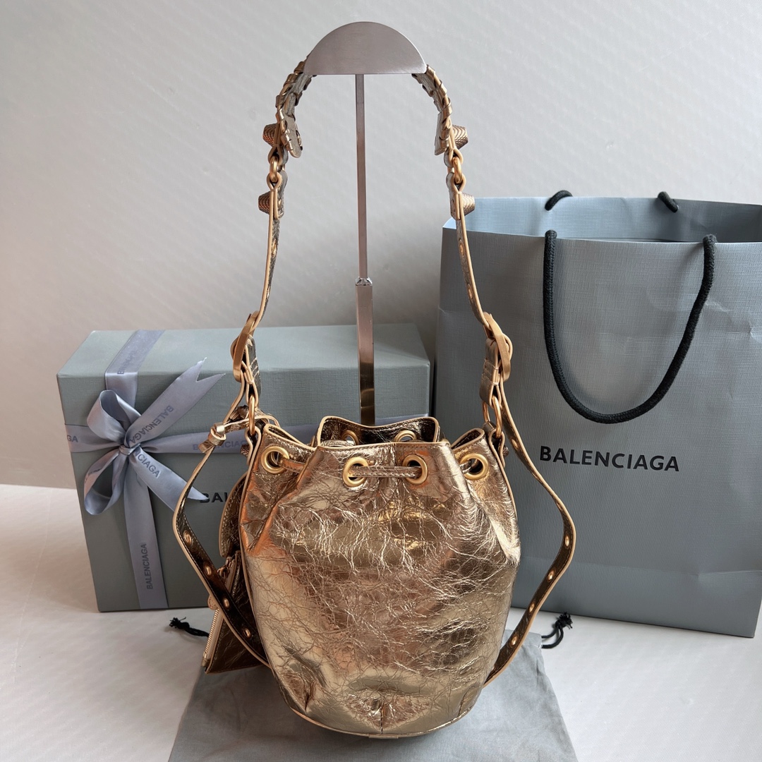Ba1en*iaga Le Cagole Xs Bucket Bag Metallized With Rhinestones In Gold Tone For Women 7.8in/20 cm 702431210D48006