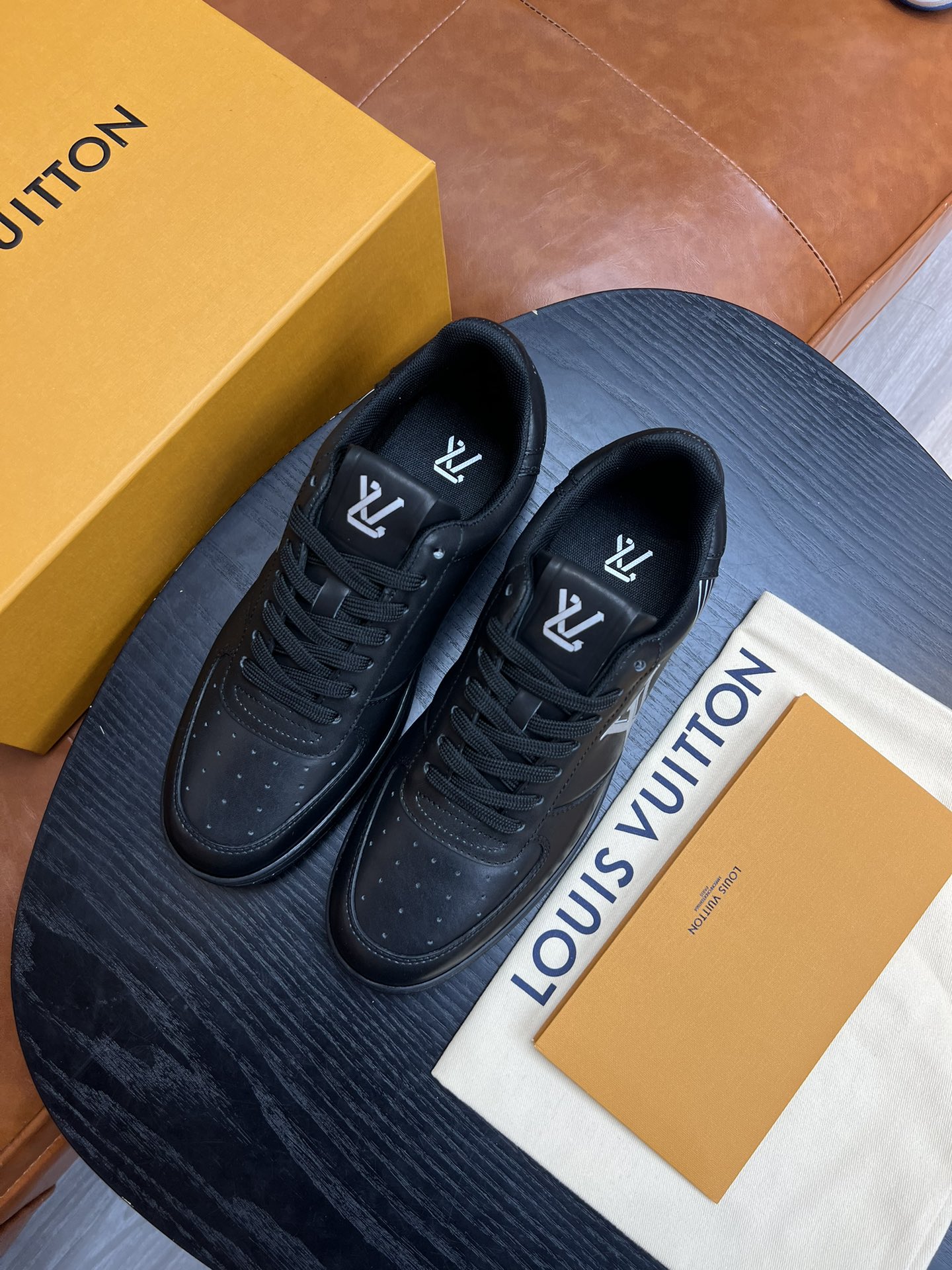 L0vis Vvtt0n LV Rivoli Sneaker Black For Men