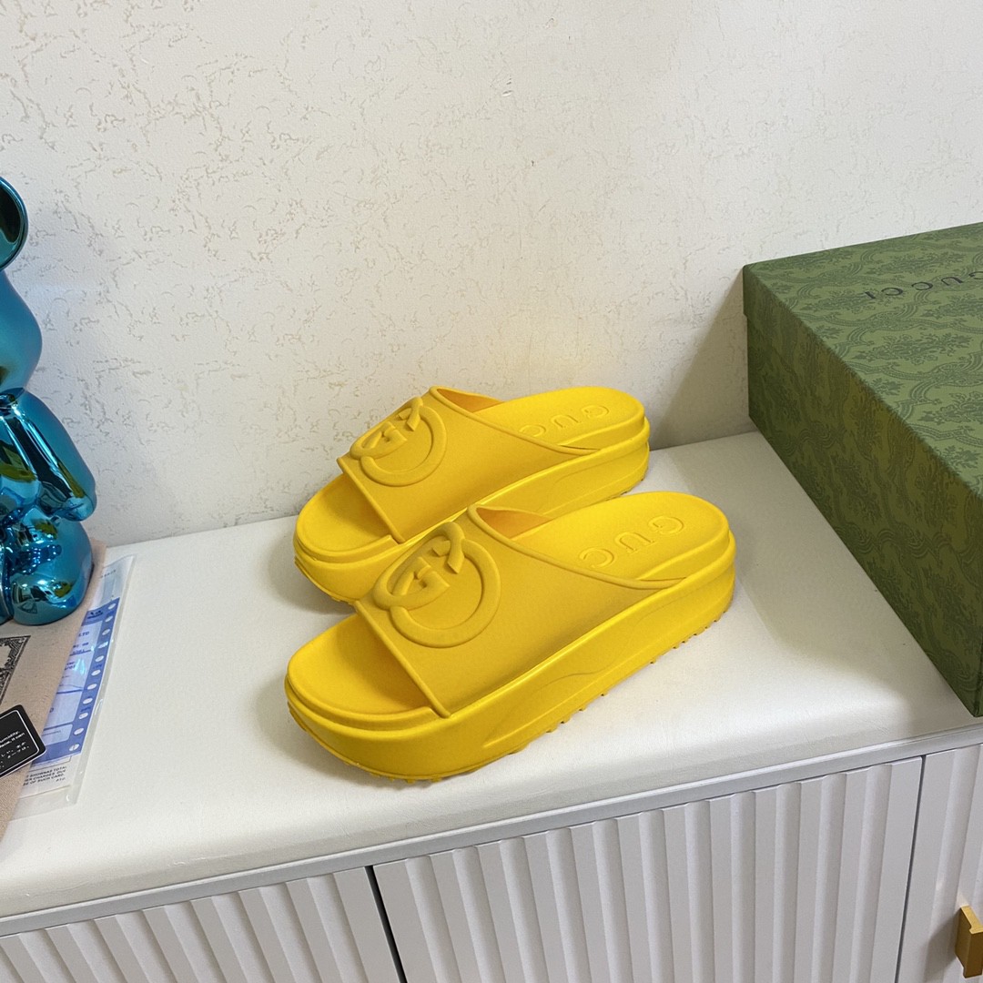 Gvc*1 Interlocking G Slide Sandal Yellow For Men