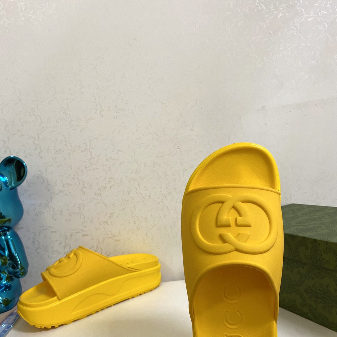 Gvc*1 Interlocking G Slide Sandal Yellow For Men