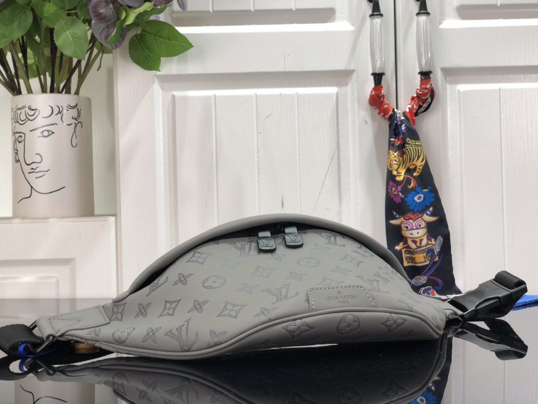 L0vis Vvtt0n Discovery Bumbag Grey For Men 44 cm/ 17.3 in M46108