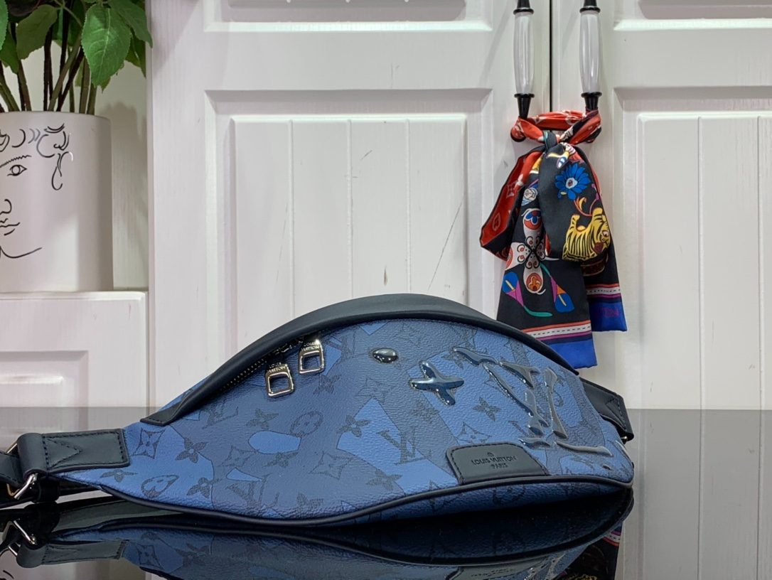 L0vis Vvtt0n Discovery Bumbag Blue For Men 44 cm/ 17.3 in M22576