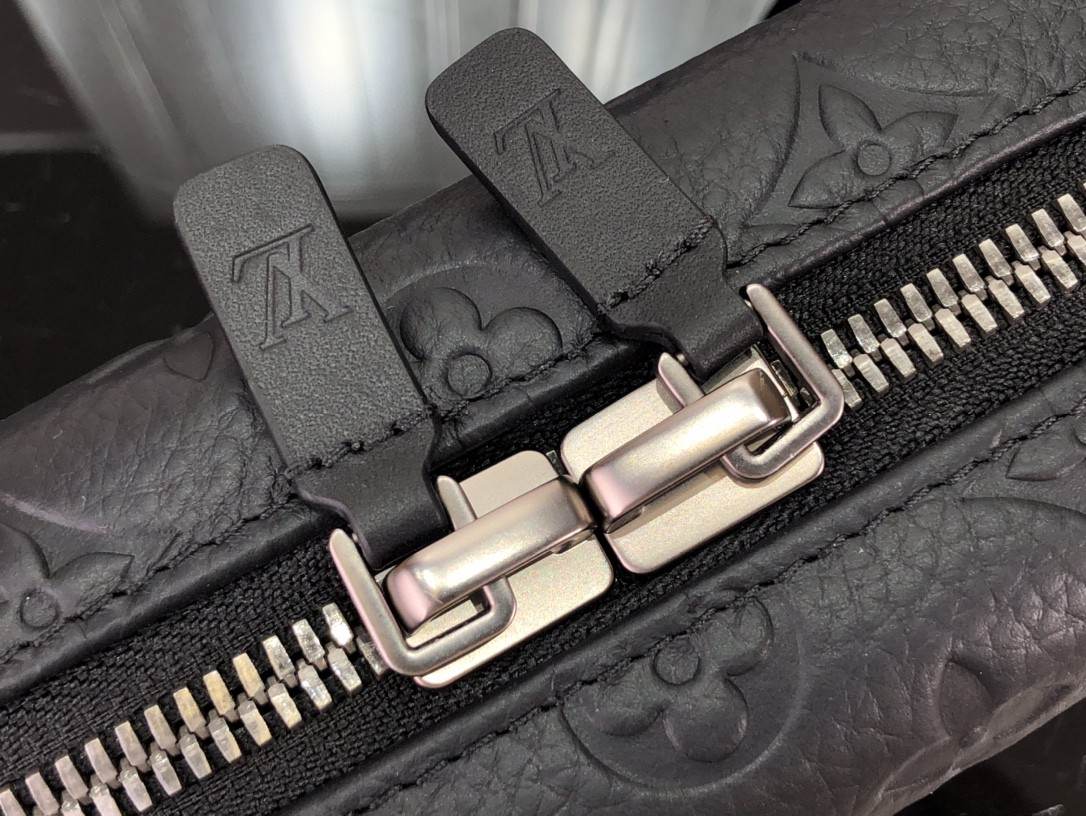 L0vis Vvtt0n Horizon Clutch Black 21cm/ 8.3 in