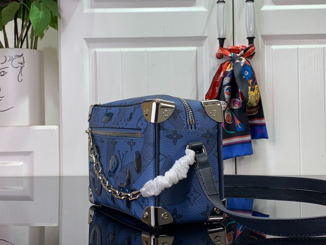 L0vis Vvtt0n Mini Soft Trunk Blue For Men 18.5 cm/ 7.3 in M22588