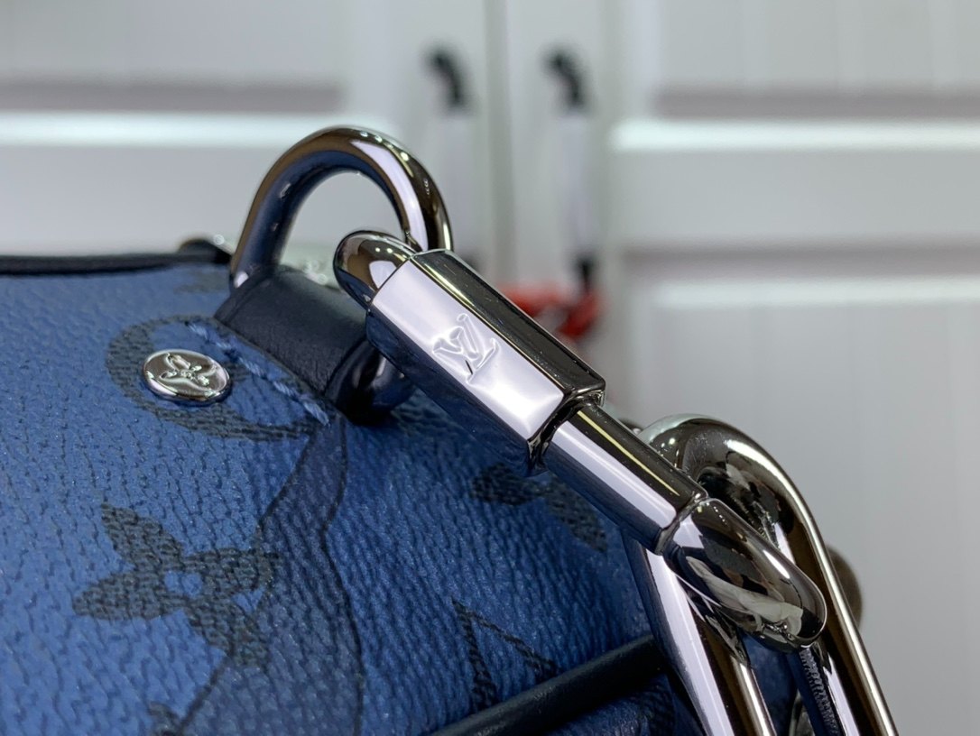 L0vis Vvtt0n Mini Soft Trunk Blue For Men 18.5 cm/ 7.3 in M22588