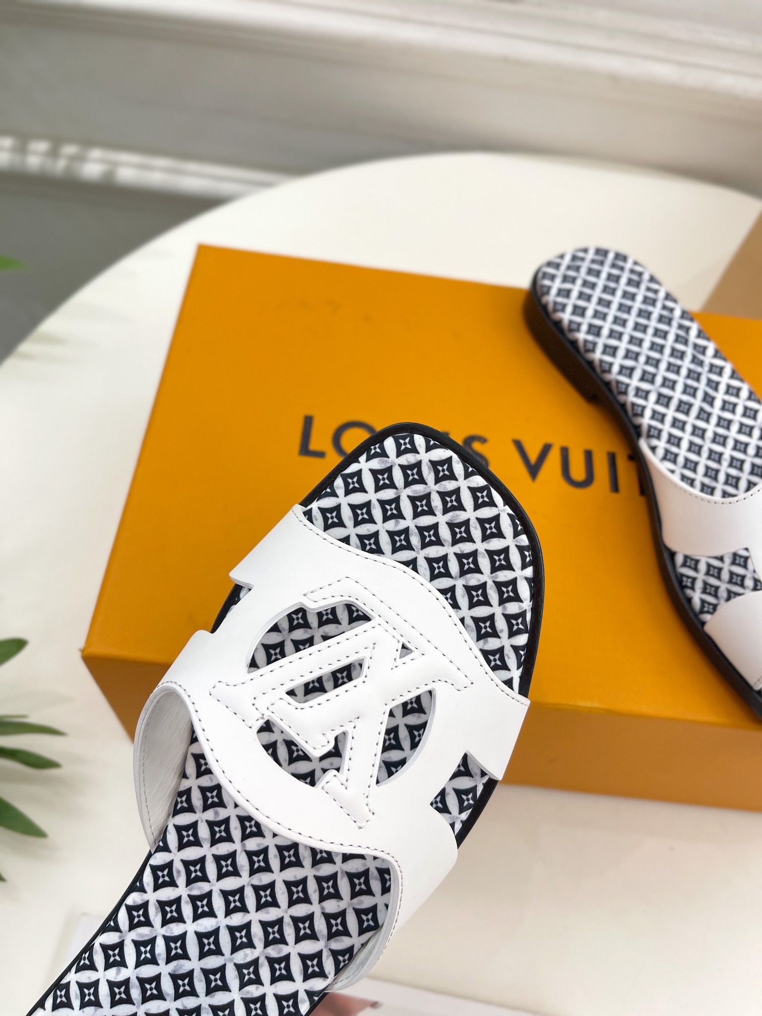 L0vis Vvtt0n Isola Flat Mule LV White For Women