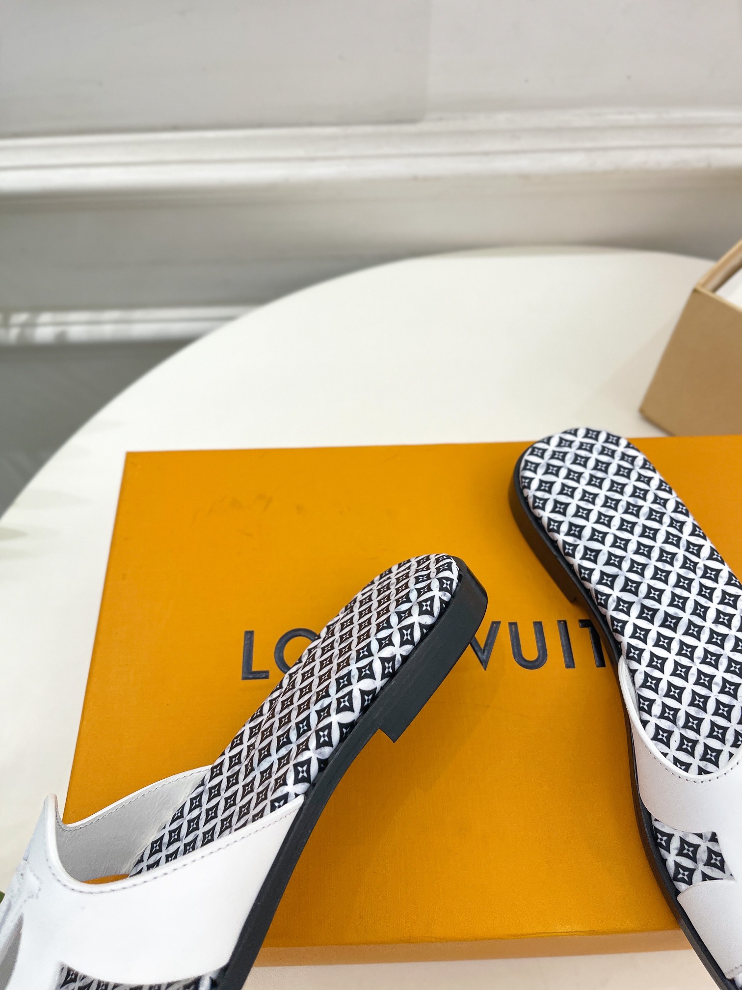 L0vis Vvtt0n Isola Flat Mule LV White For Women