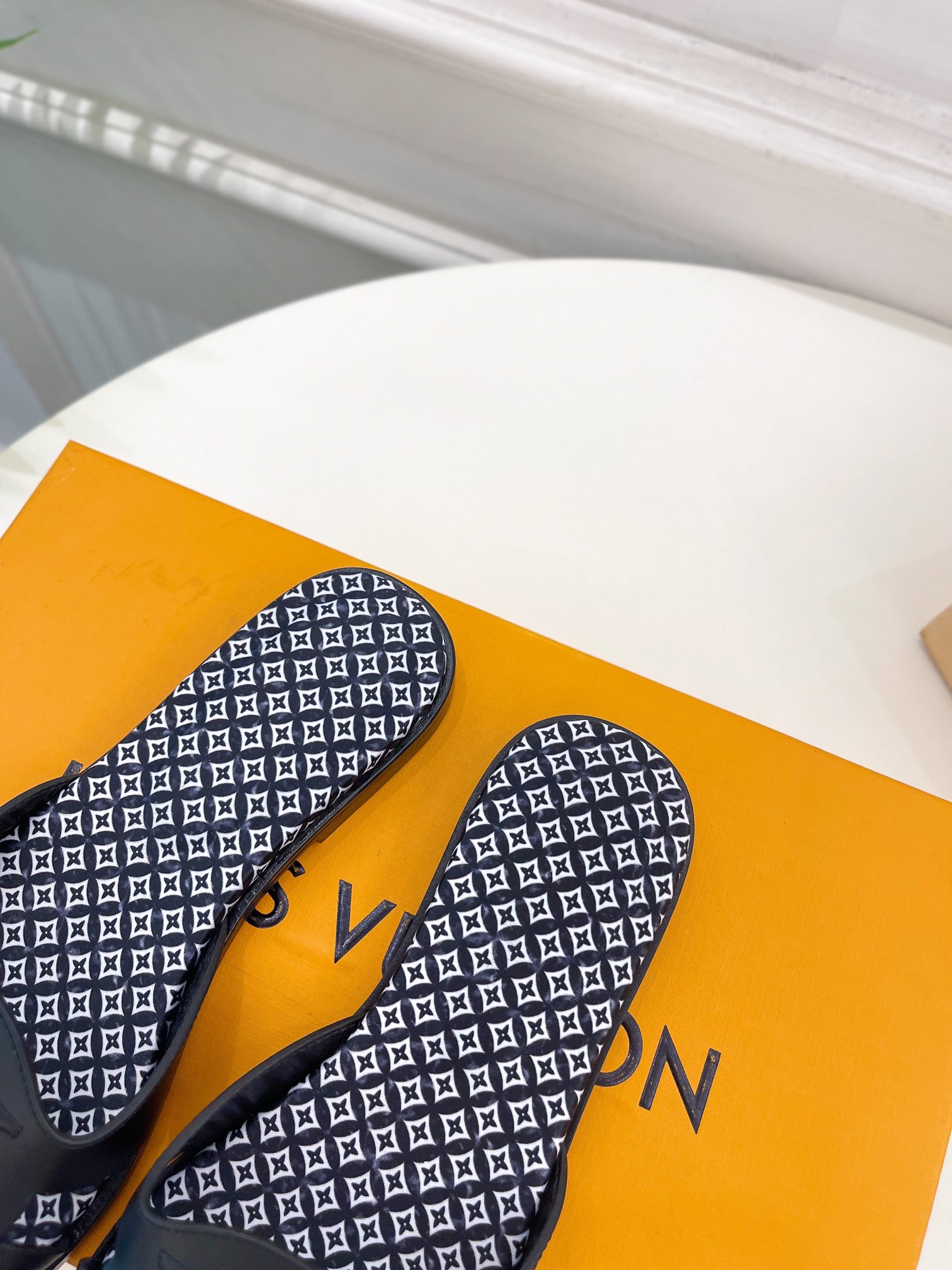 L0vis Vvtt0n Isola Flat Mule LV Black For Women