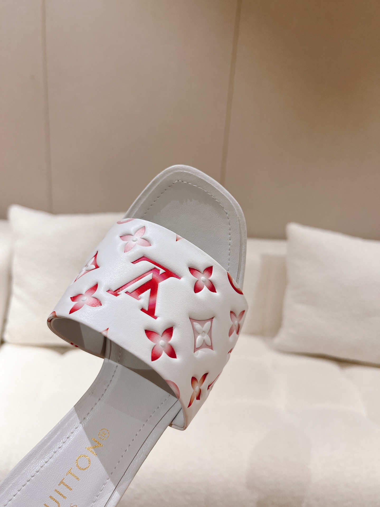 L0vis Vvtt0n Revival Mule White For Women