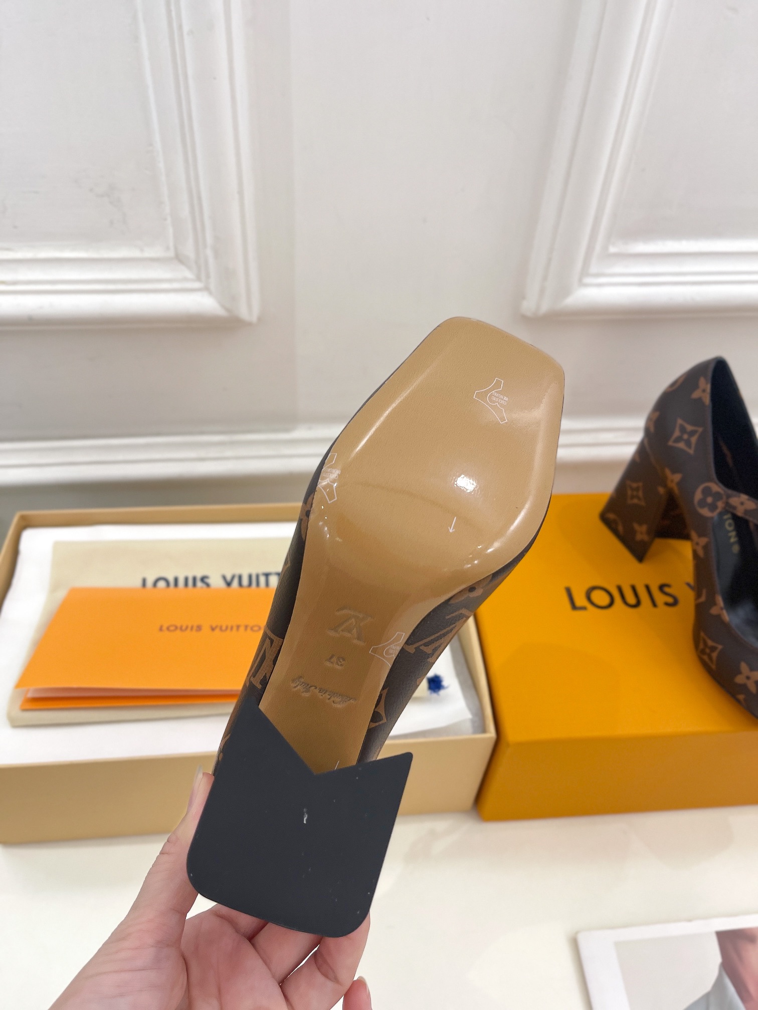 L0vis Vvtt0n Shake Pump Brown For Women 8.5 cm / 3.3-inch