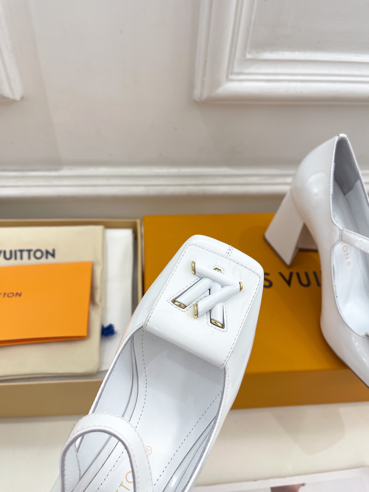 L0vis Vvtt0n Shake Pump White For Women 8.5 cm / 3.3-inch