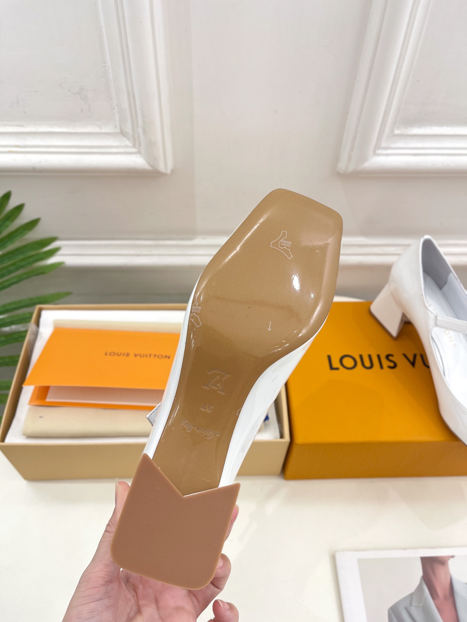 L0vis Vvtt0n Shake Pump White For Women 5.5 cm / 2.2-inch