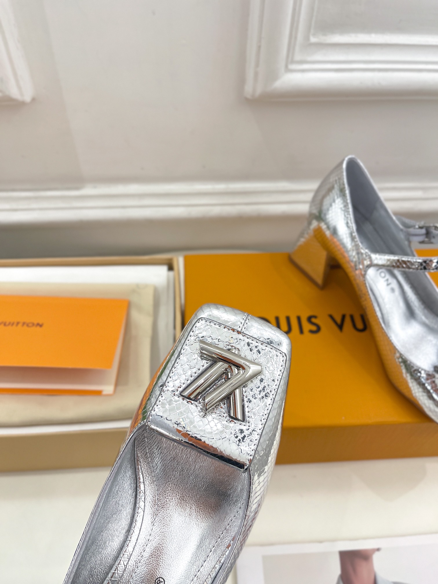 L0vis Vvtt0n Shake Pump Silver For Women 5.5 cm / 2.2-inch