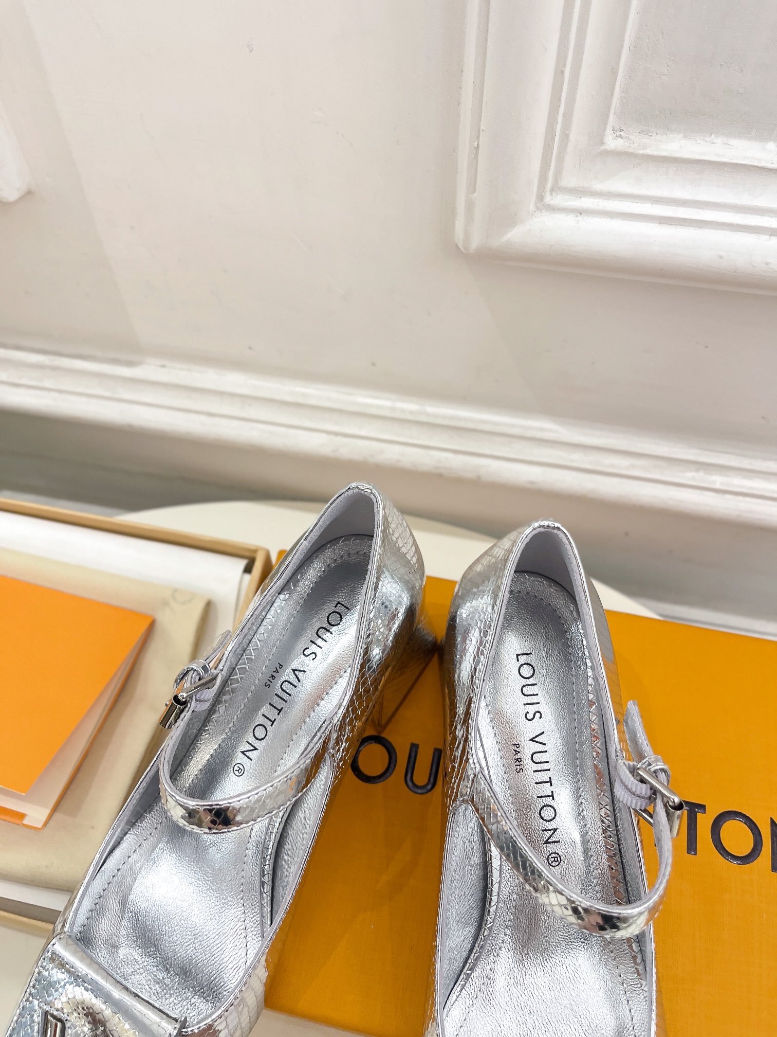 L0vis Vvtt0n Shake Pump Silver For Women 5.5 cm / 2.2-inch