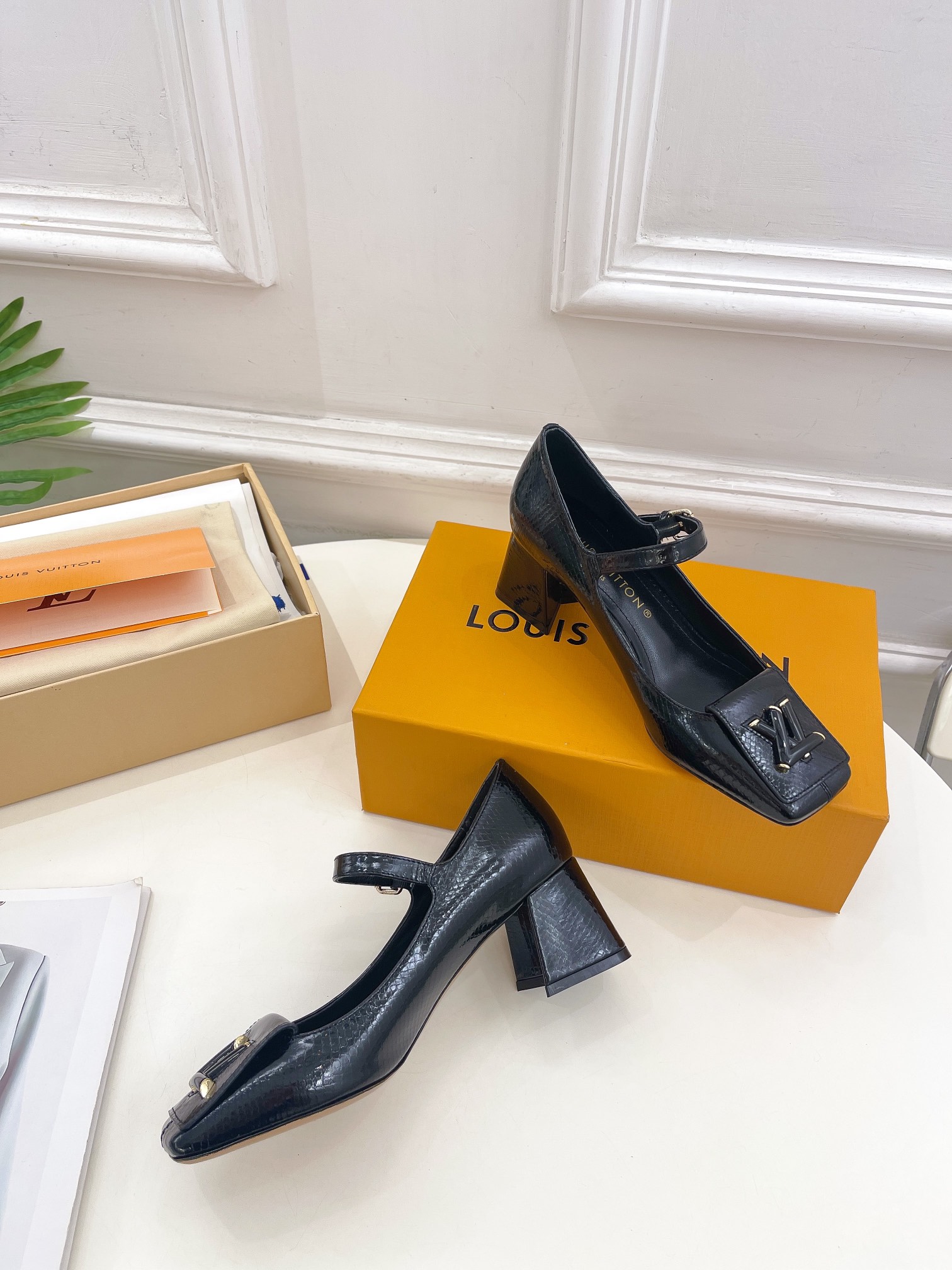 L0vis Vvtt0n Shake Pump Black For Women 5.5 cm / 2.2-inch