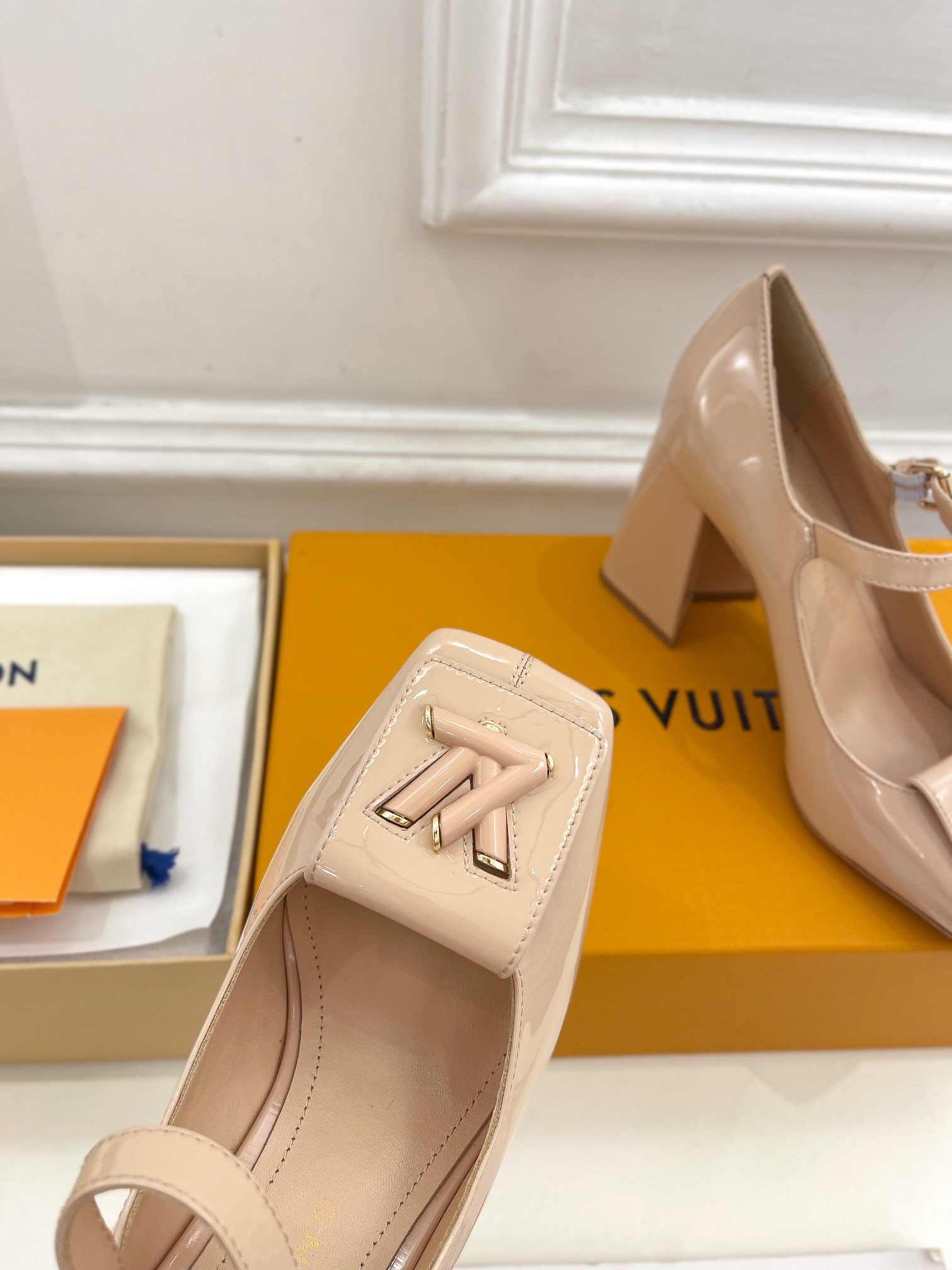 L0vis Vvtt0n Shake Pump Pink For Women 8.5 cm / 3.3-inch