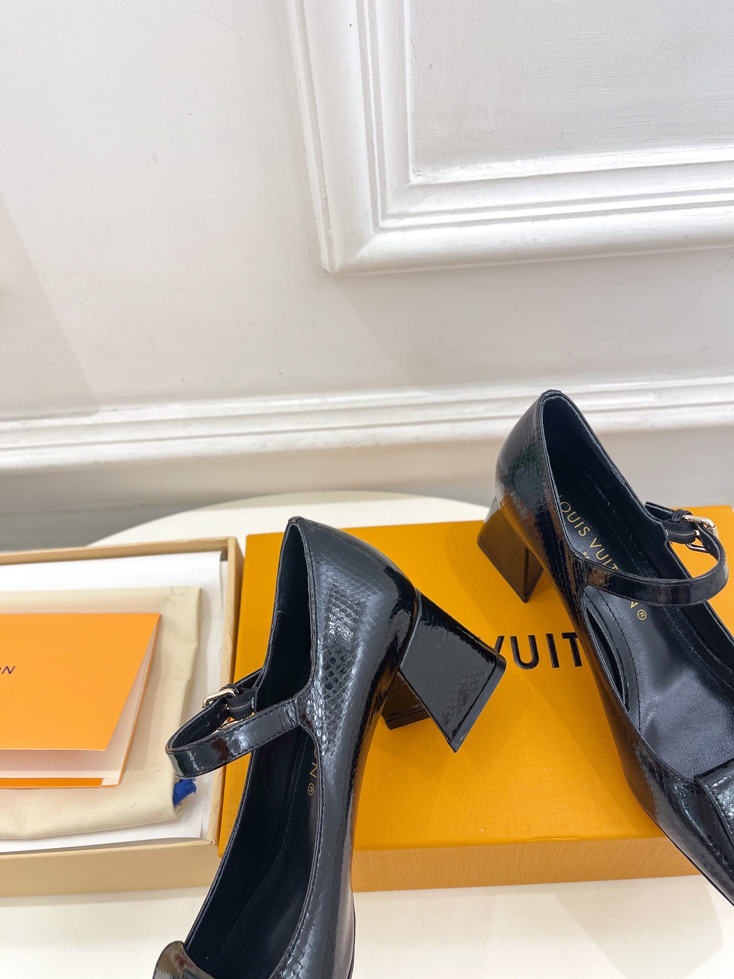 L0vis Vvtt0n Shake Pump Black For Women 5.5 cm / 2.2-inch