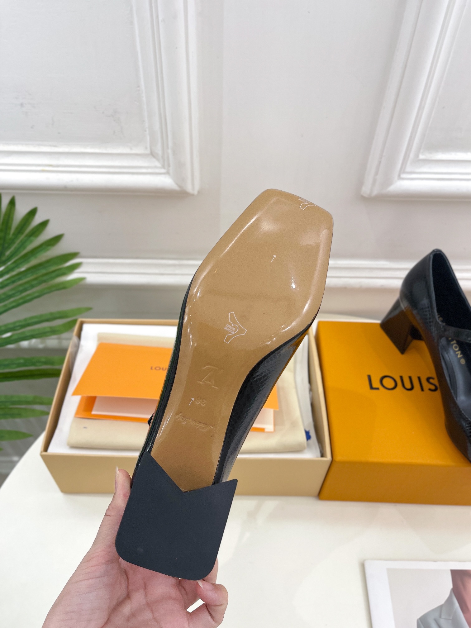 L0vis Vvtt0n Shake Pump Black For Women 5.5 cm / 2.2-inch