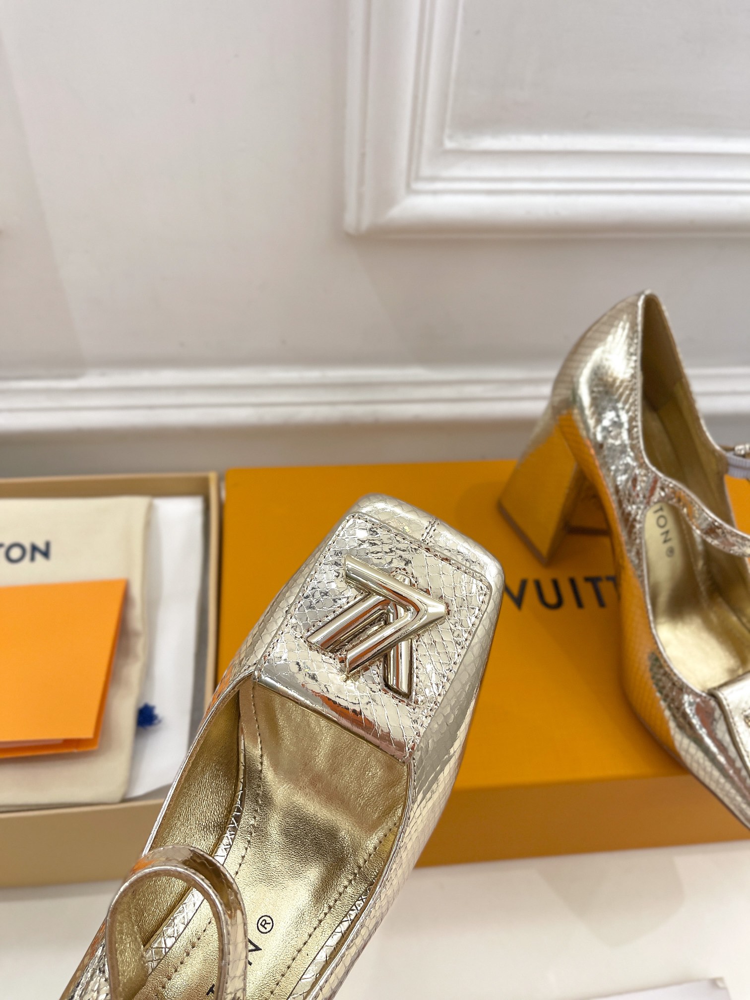 L0vis Vvtt0n Shake Pump Gold For Women 8.5 cm / 3.3-inch