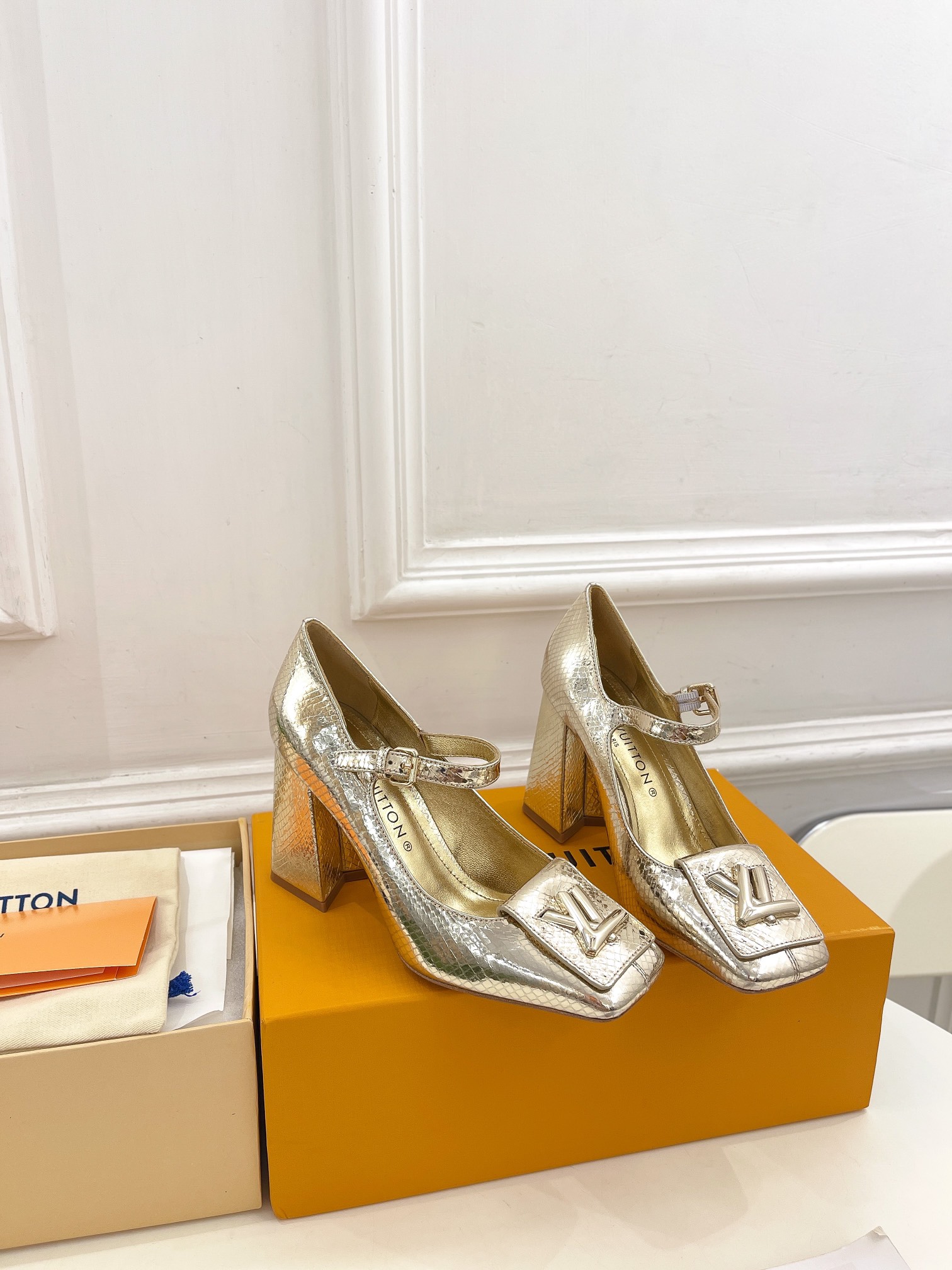 L0vis Vvtt0n Shake Pump Gold For Women 8.5 cm / 3.3-inch