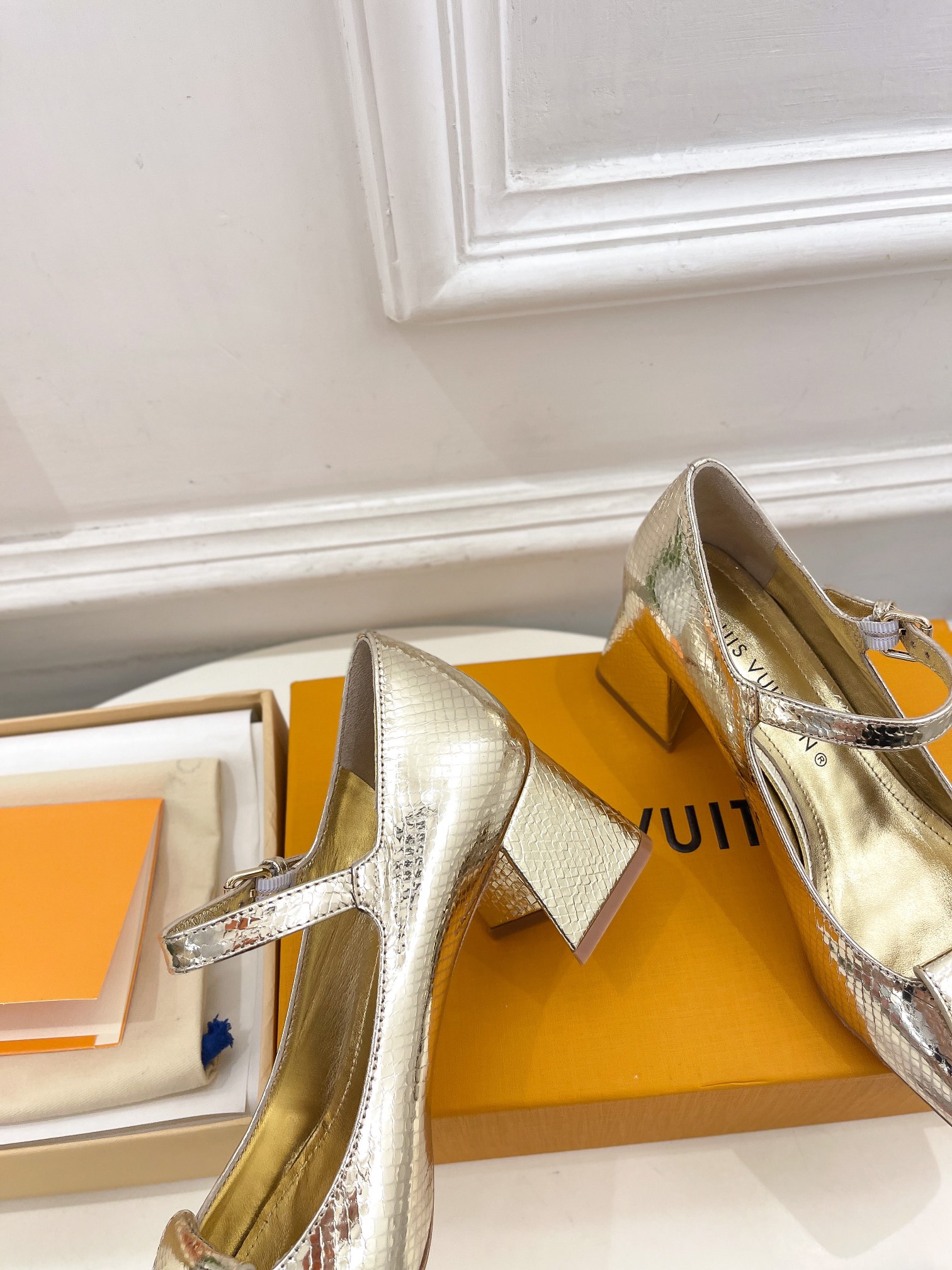 L0vis Vvtt0n Shake Pump Gold For Women 5.5 cm / 2.2-inch