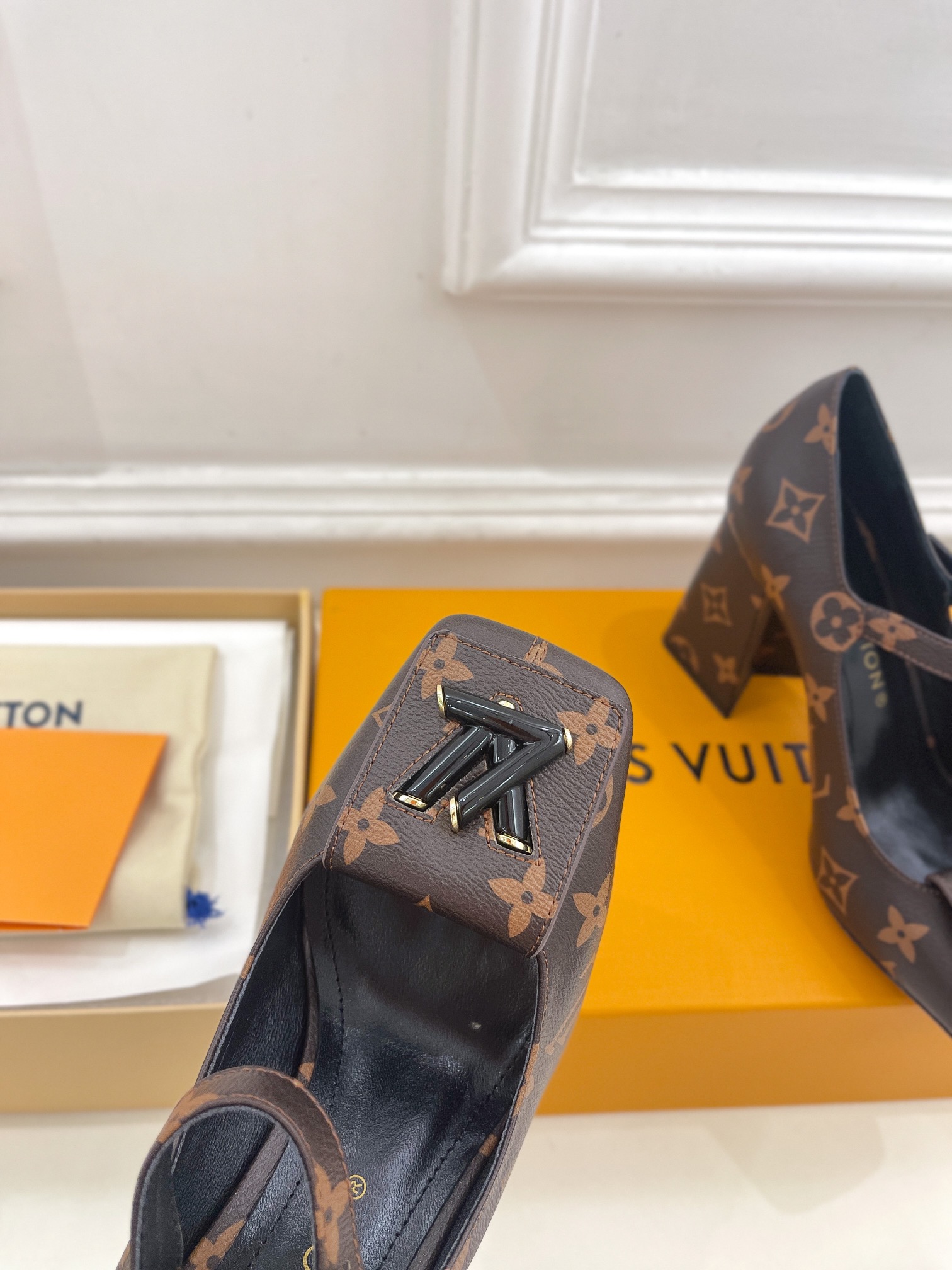 L0vis Vvtt0n Shake Pump Brown For Women 8.5 cm / 3.3-inch