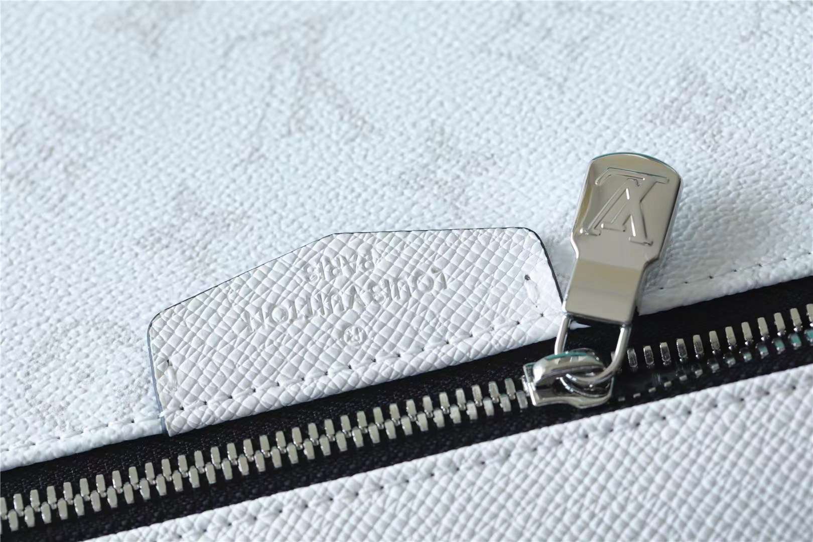 L0vis Vvtt0n Discovery Backpack White For Men 11.8in/30cm M30953