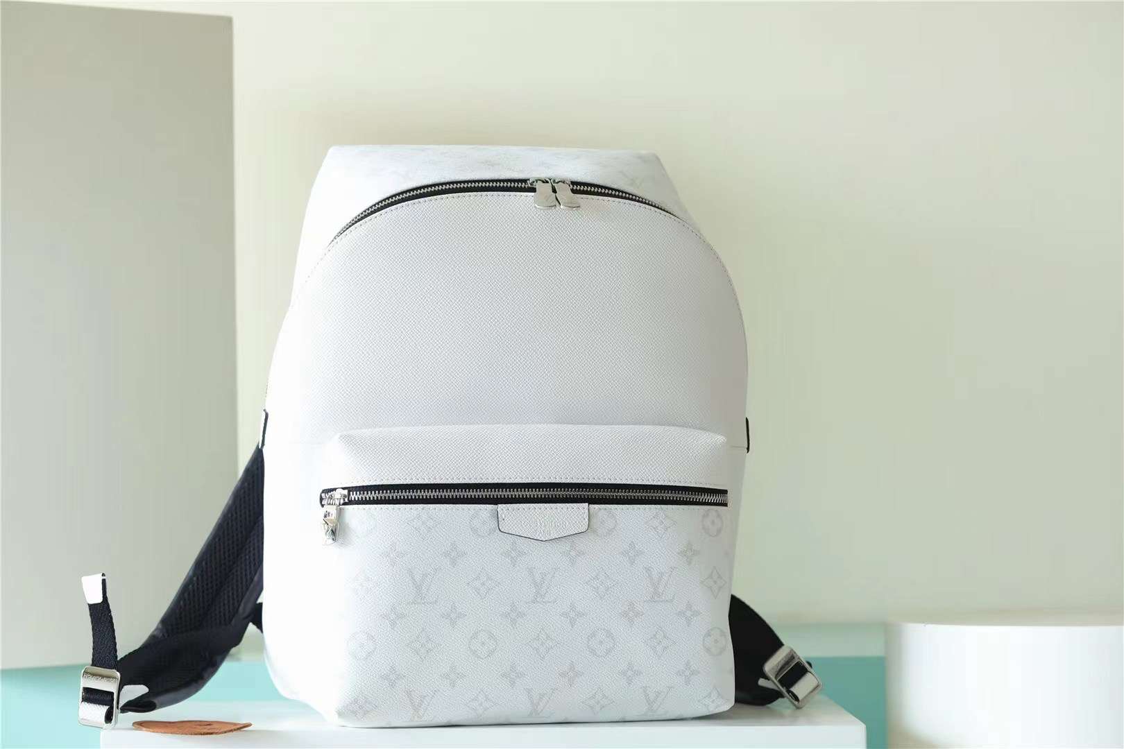 L0vis Vvtt0n Discovery Backpack White For Men 11.8in/30cm M30953