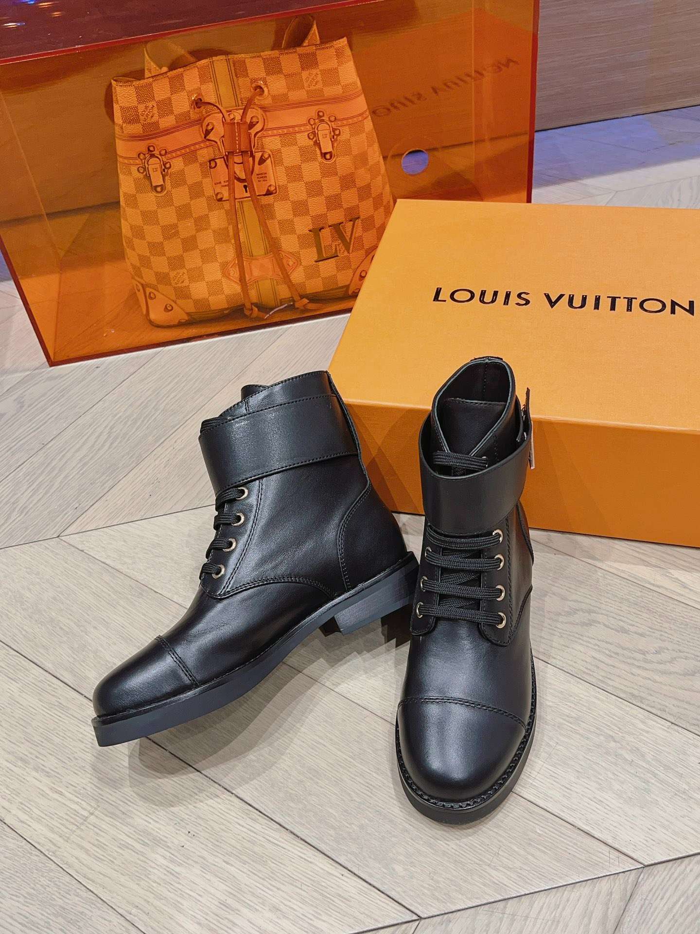 L0vis Vvtt0n Wonderland Flat Ranger Black For Women 1AAV57