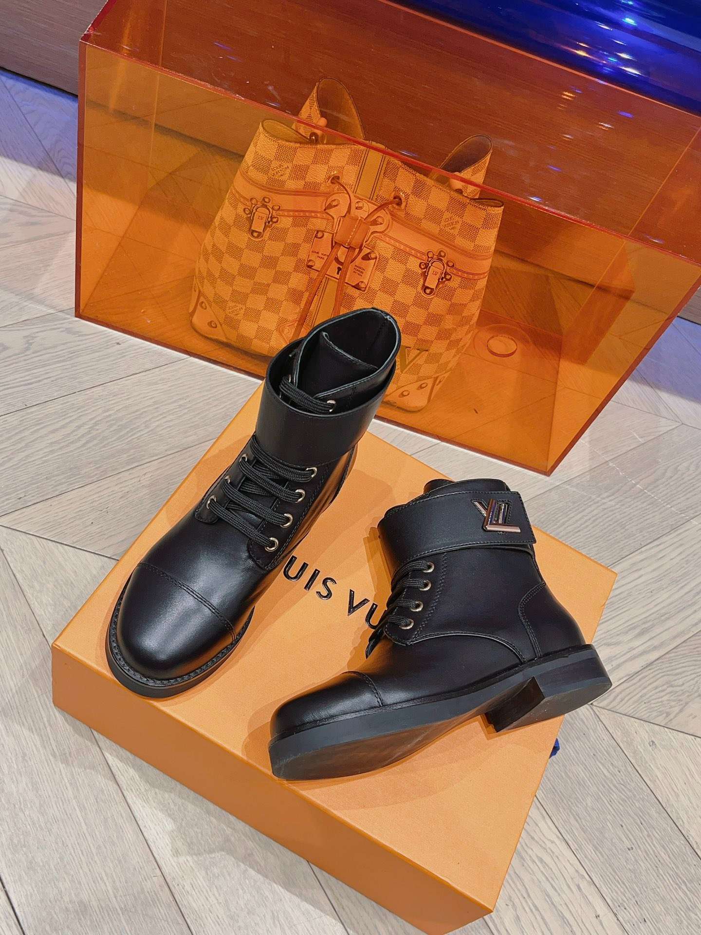 L0vis Vvtt0n Wonderland Flat Ranger Black For Women 1AAV57