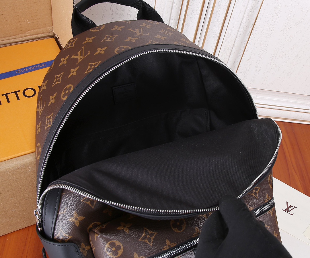 L0vis Vvtt0n Discovery Backpack PM Brown For Men 11.4in/29cm M46684