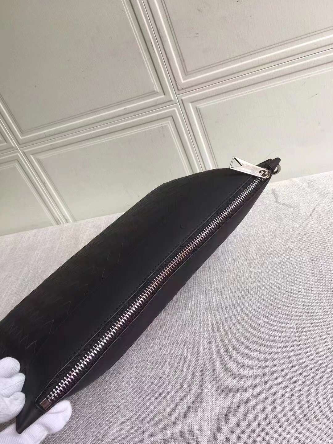 B0tt*ga Ven*ta Medium Intrecciato Zipped Pouch Black For Men 33cm / 13in 651852V0E518803