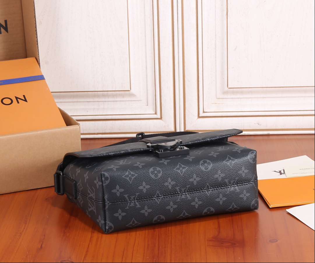 L0vis Vvtt0n S-Cape Messenger Black For Men 28cm / 11in M46794