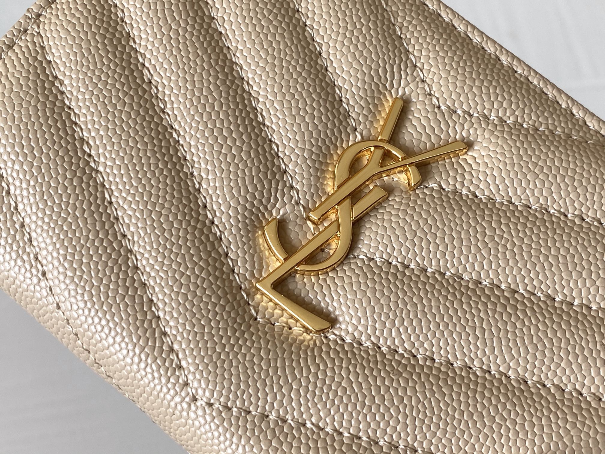 Sa1nt Lau*nt Cassandre Matelaseé Fragments Bi-Fold Wallet Dark Beige For Women 5.1in/13cm 668287BOW012721 Y51