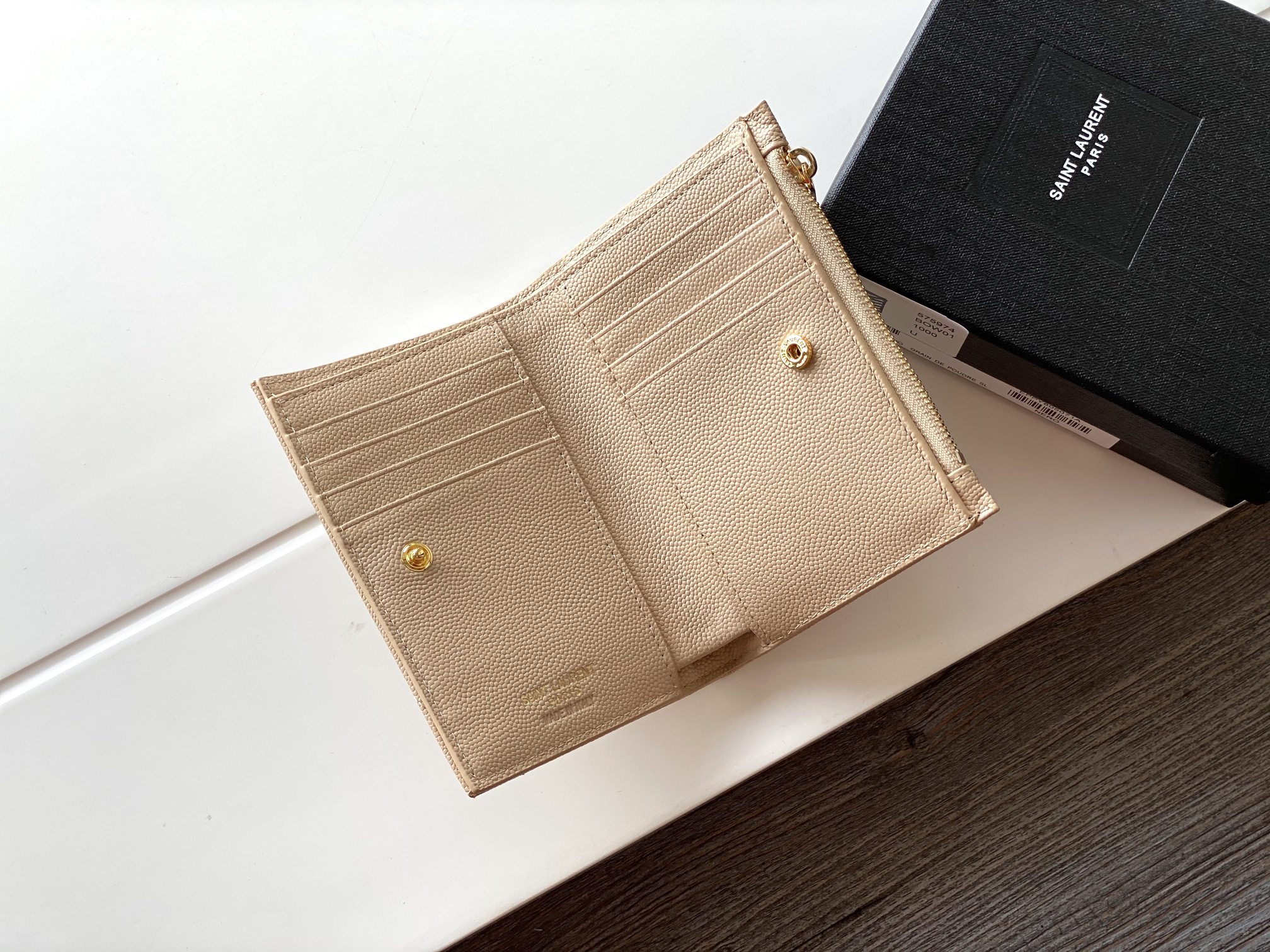 Sa1nt Lau*nt Cassandre Matelaseé Fragments Bi-Fold Wallet Dark Beige For Women 5.1in/13cm 668287BOW012721 Y51