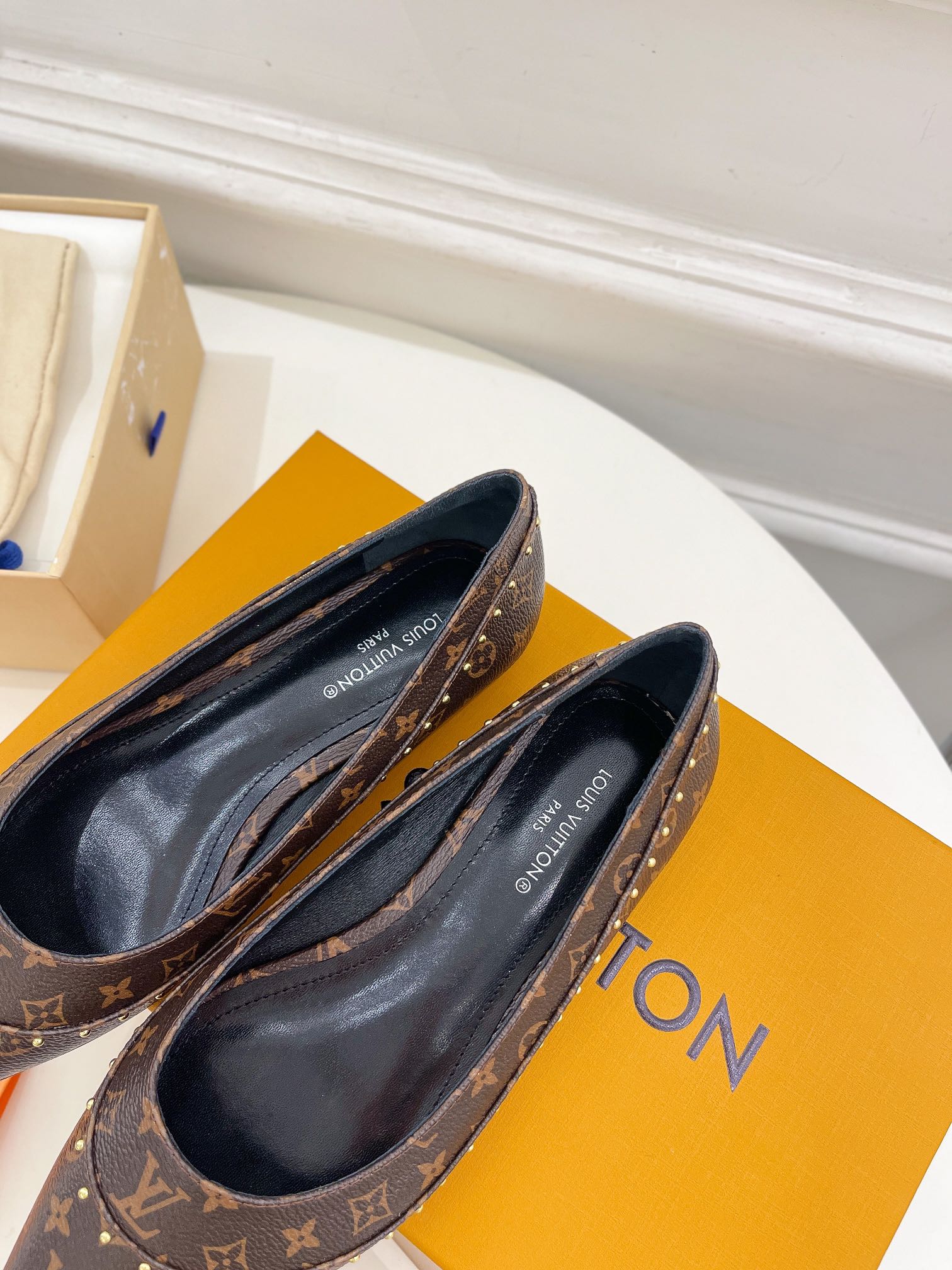 L0vis Vvtt0n Signature Flat Ballerina Brown For Women