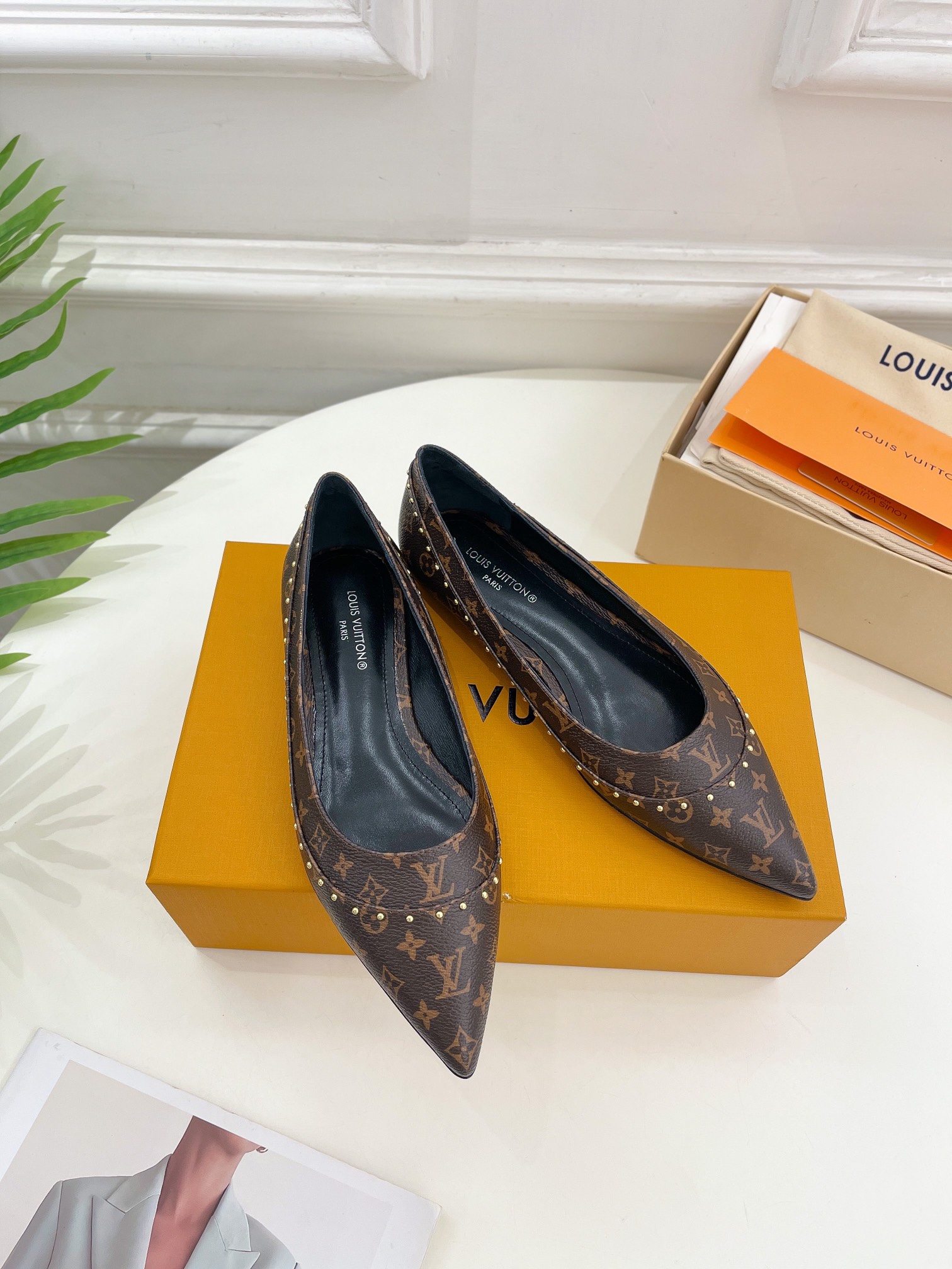 L0vis Vvtt0n Signature Flat Ballerina Brown For Women