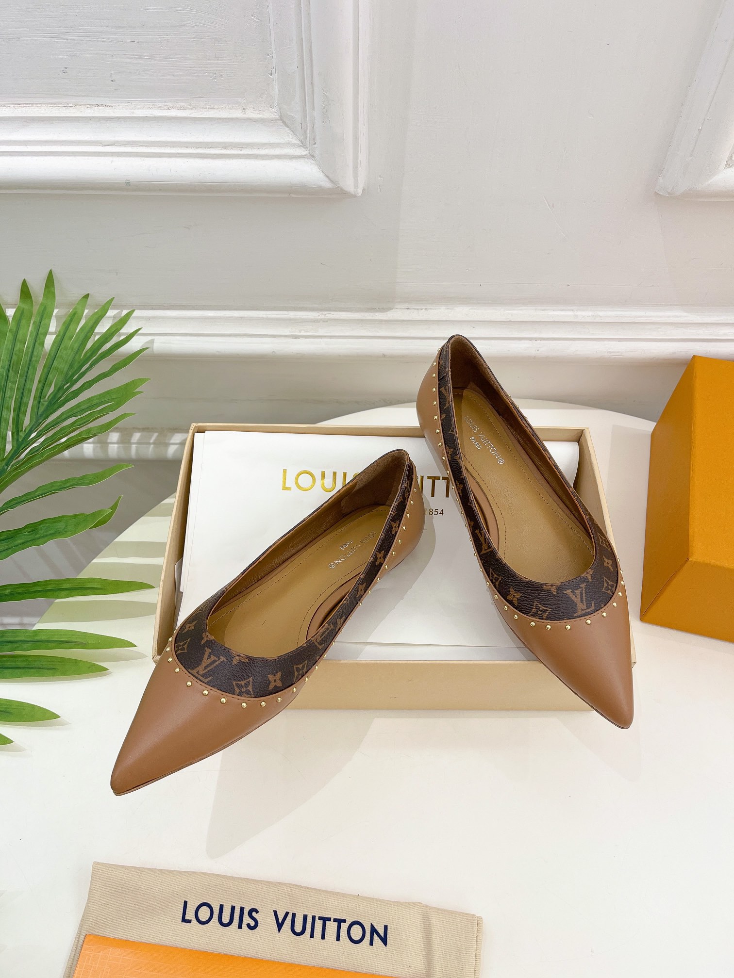 L0vis Vvtt0n Signature Flat Ballerina Brown For Women