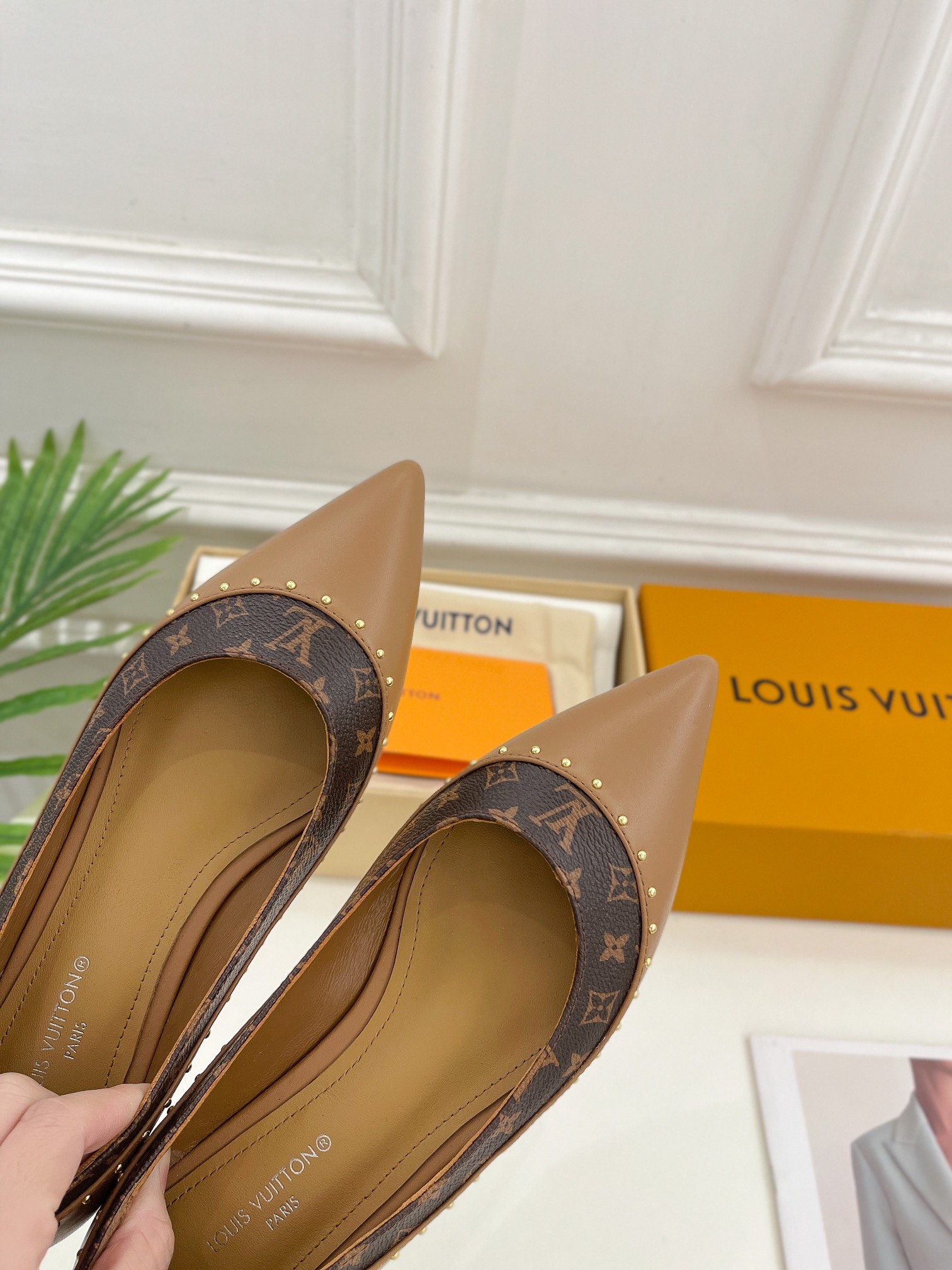 L0vis Vvtt0n Signature Flat Ballerina Brown For Women