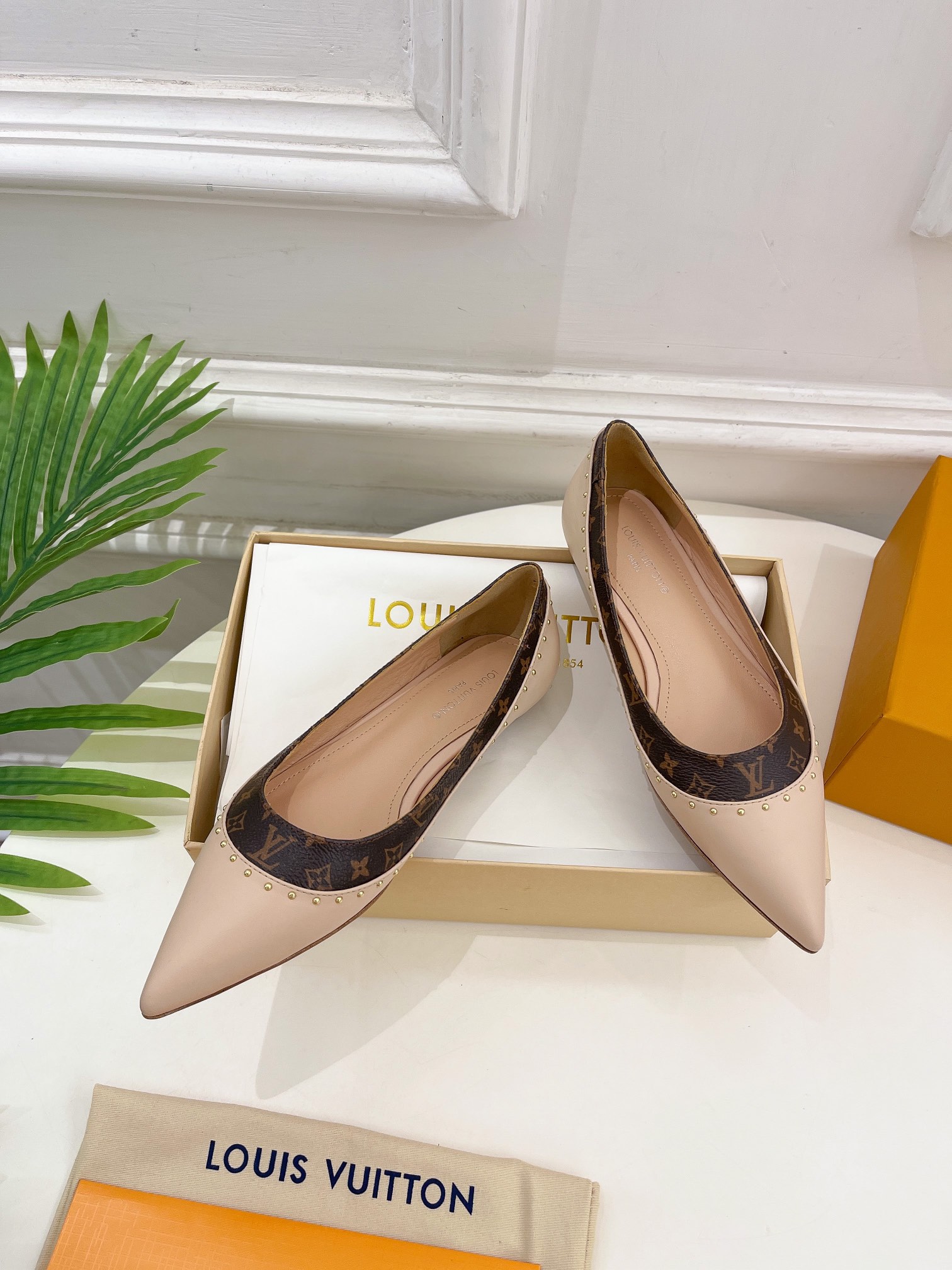 L0vis Vvtt0n Signature Flat Ballerina Beige For Women