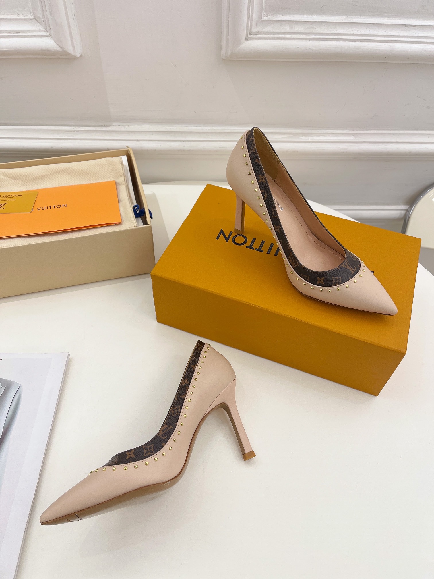 L0vis Vvtt0n Signature Pump Beige For Women 9.5/3.7in 1AACG5