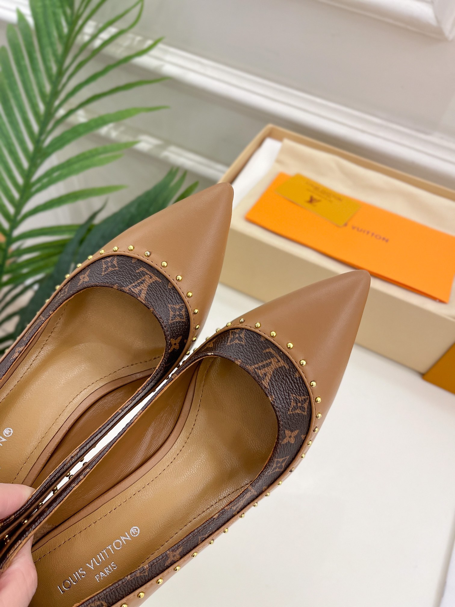 L0vis Vvtt0n Signature Pump Brown For Women 9.5/3.7in