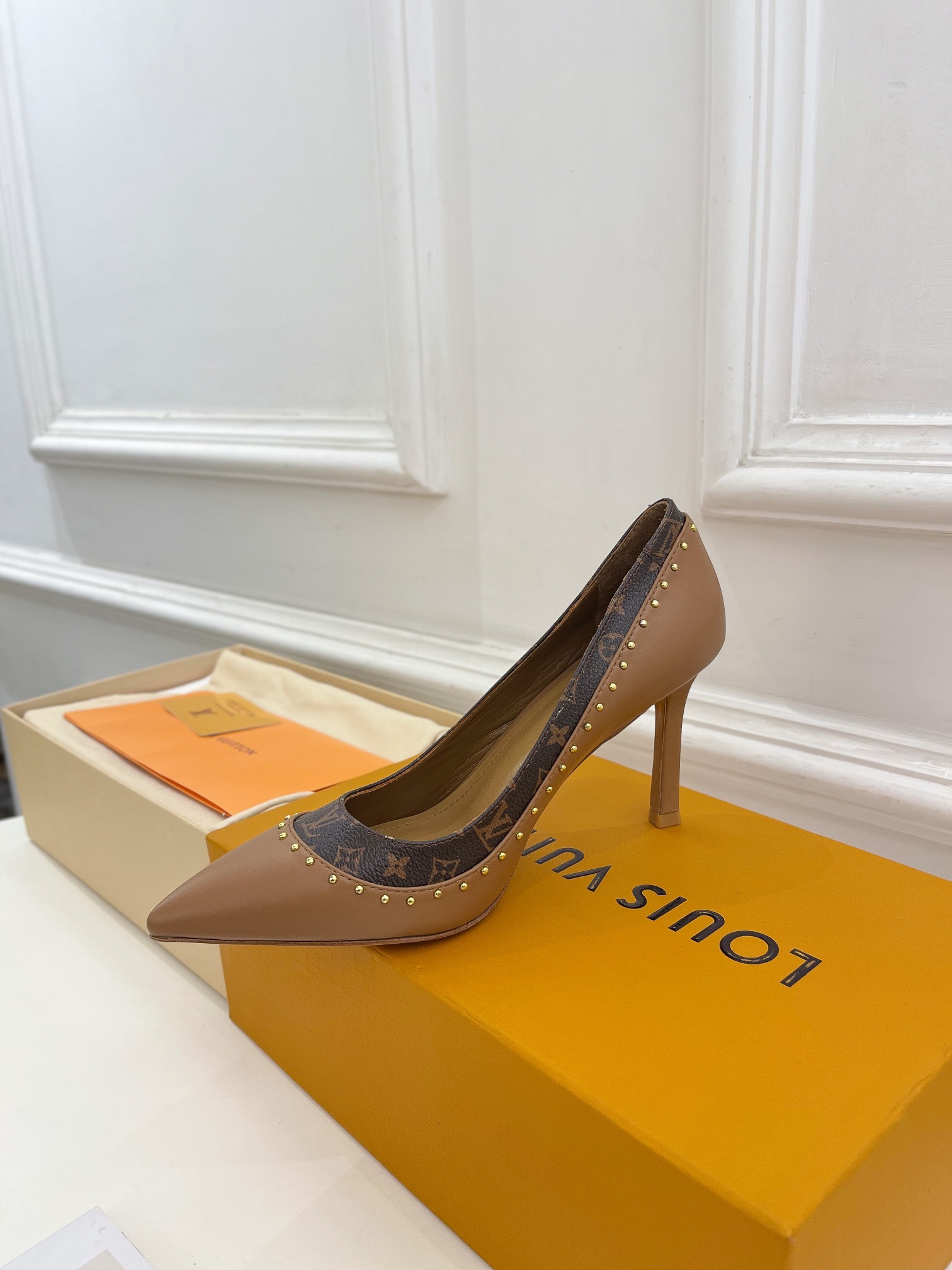 L0vis Vvtt0n Signature Pump Brown For Women 9.5/3.7in