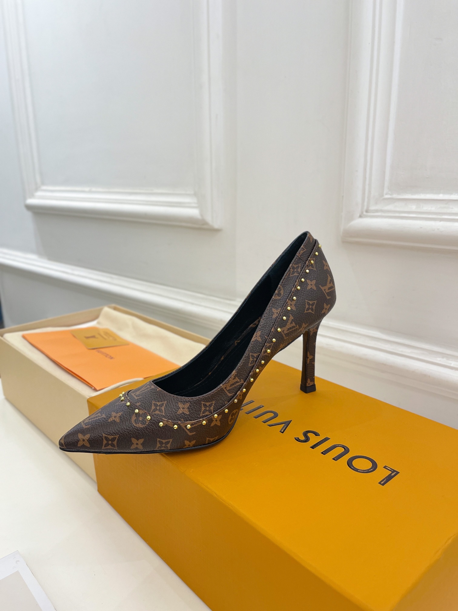 L0vis Vvtt0n Signature Pump Brown For Women 9.5/3.7in