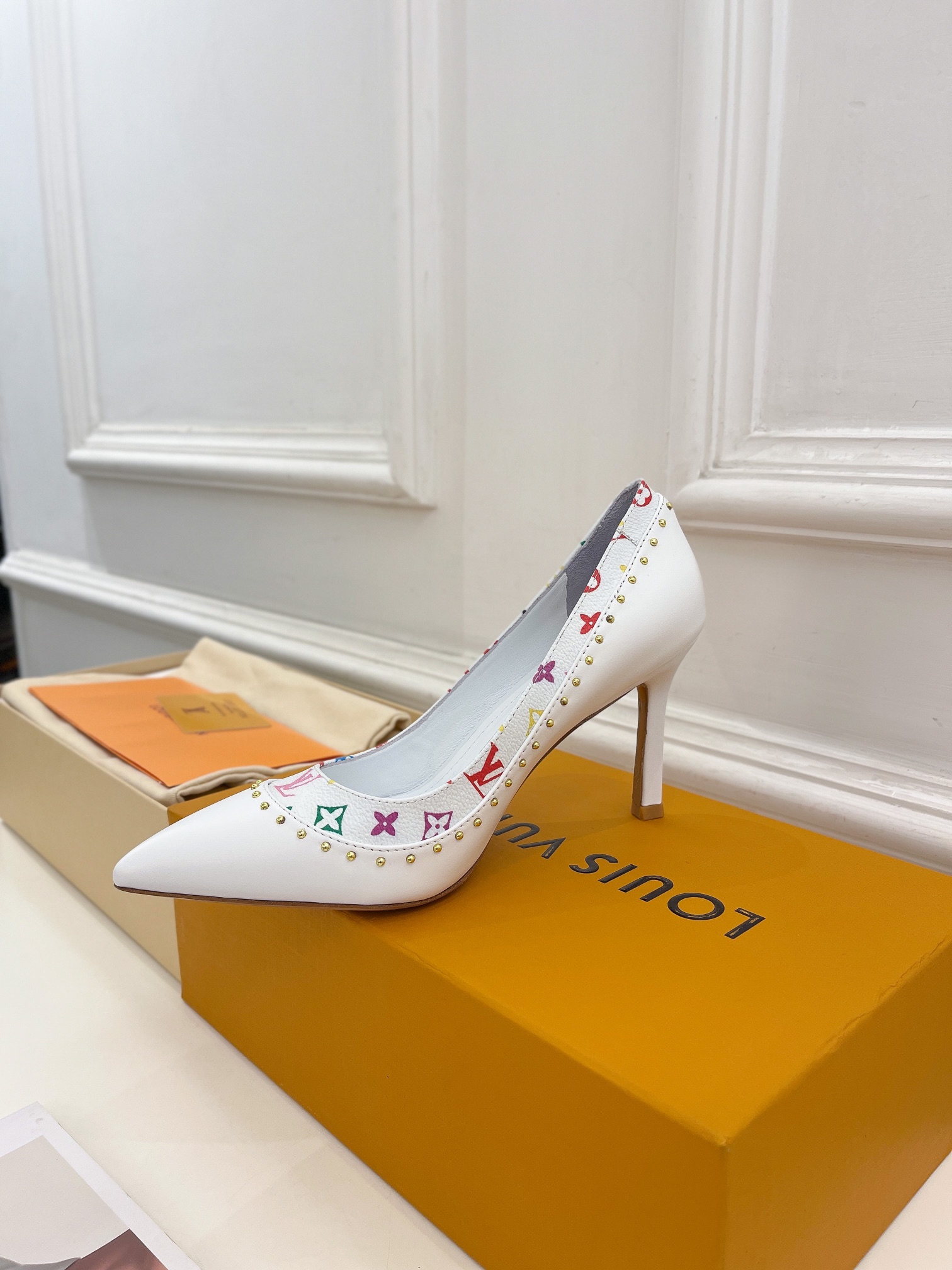 L0vis Vvtt0n Signature Pump White For Women 9.5/3.7in