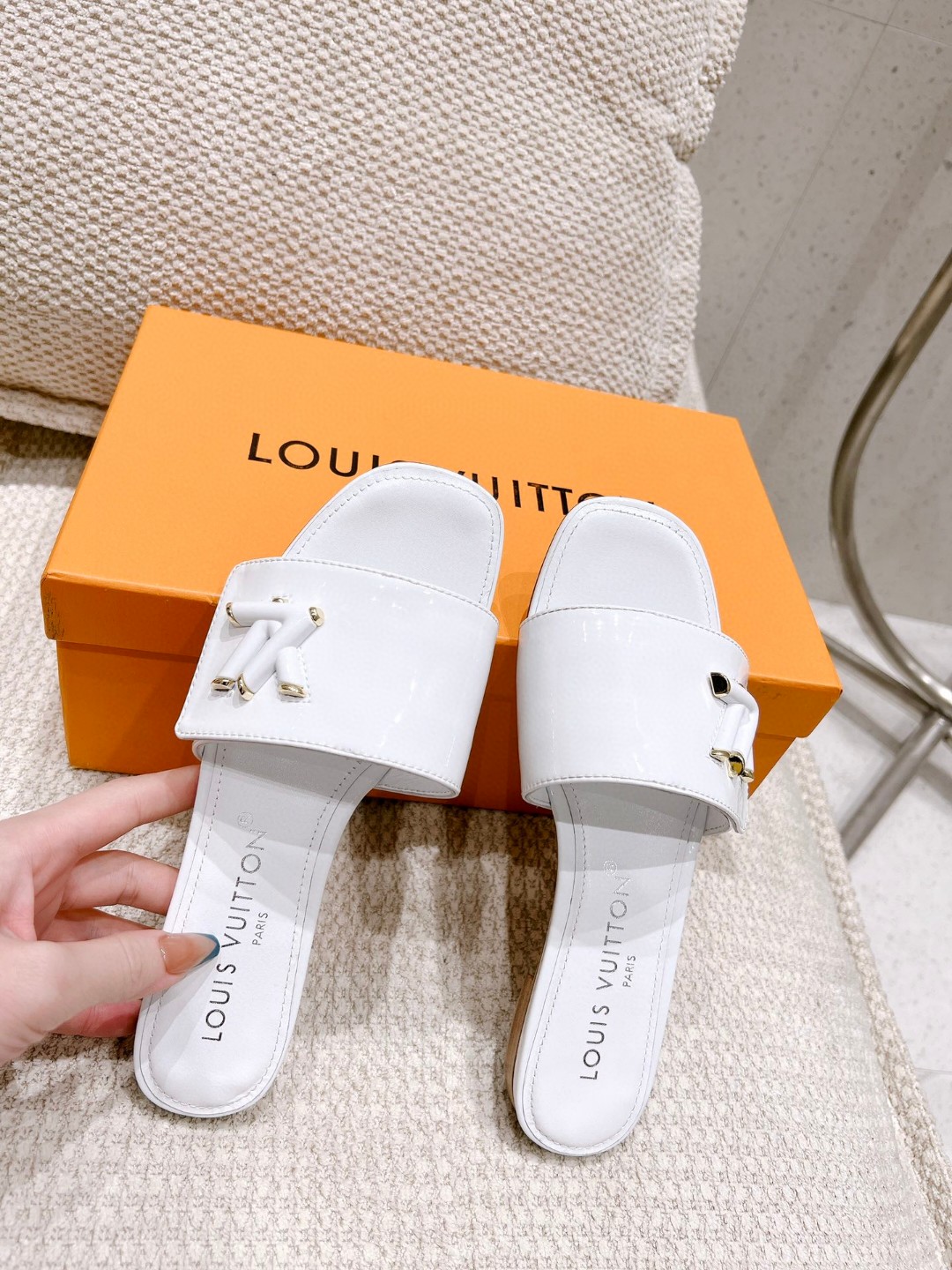 L0vis Vvtt0n Shake Flat Mule White For Women