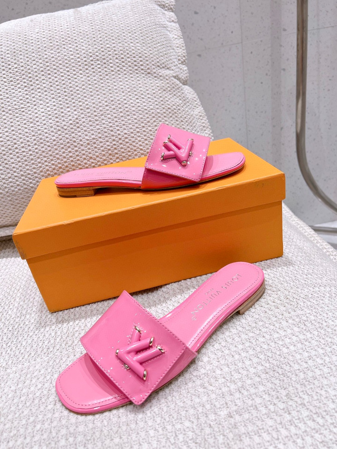 L0vis Vvtt0n Shake Flat Mule Pink For Women