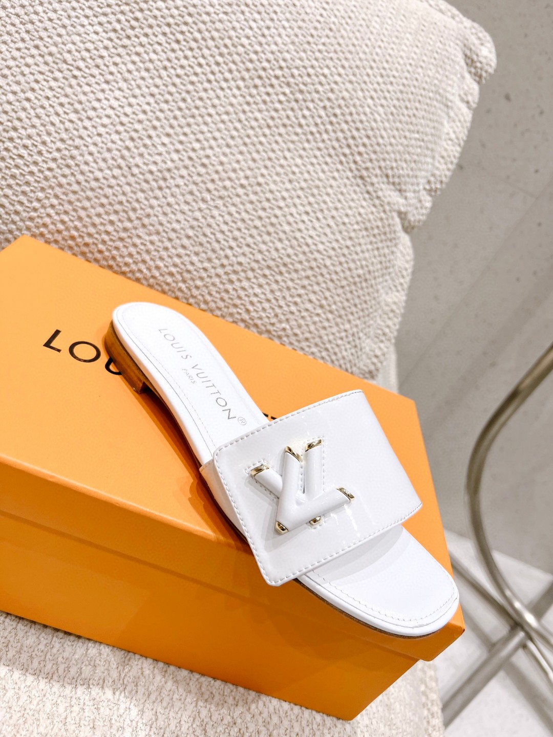 L0vis Vvtt0n Shake Flat Mule White For Women